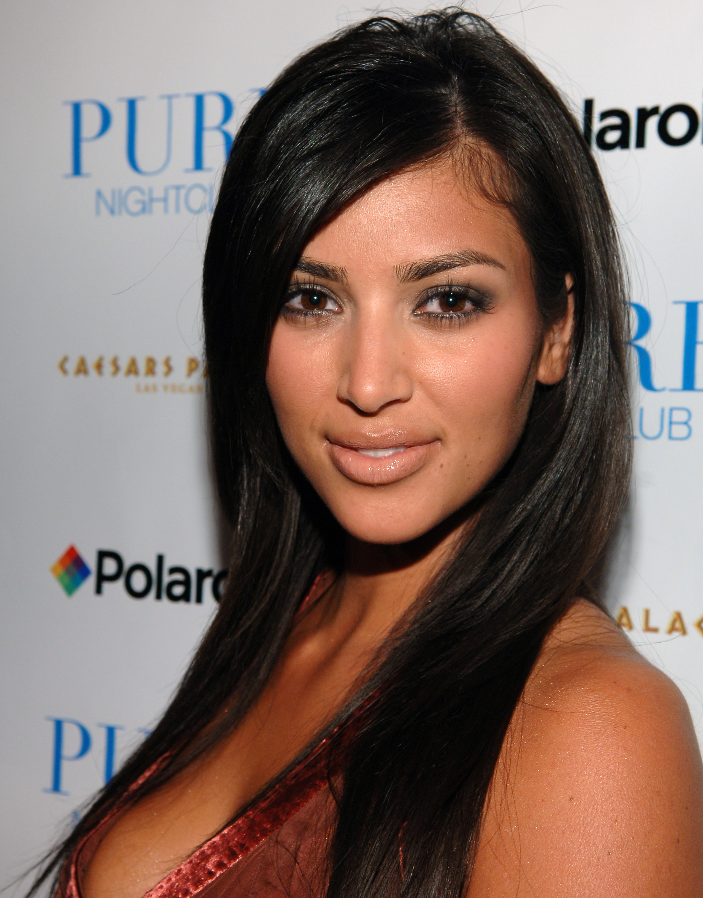 Kim Kardashian, 25 ans, présentait un visage plein et arrondi, avec un nez proéminent, des joues naturellement rebondies et une mâchoire douce, lors de la soirée Matt Leinart Draft Party organisée au Pure Nightclub le 2 mai 2006 à Las Vegas, dans le Nevada.