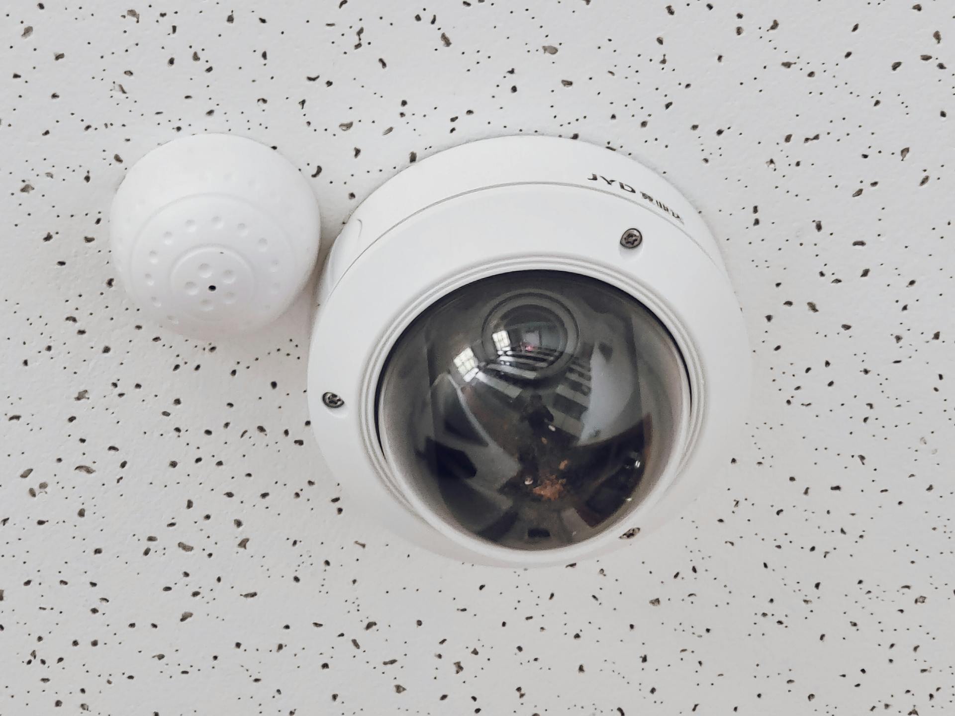 Une caméra de vidéosurveillance blanche de forme ronde | Source : Pexels