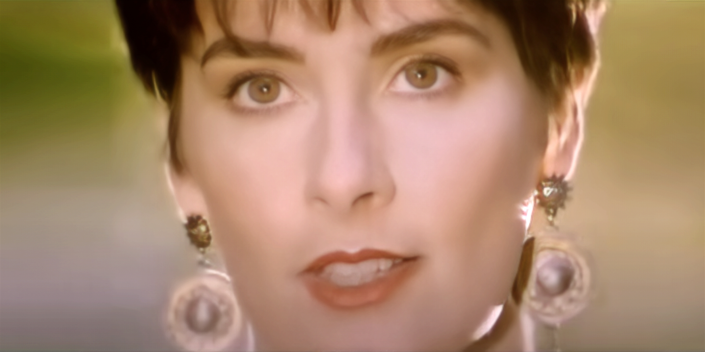 Enya | Source : YouTube/@enyatv