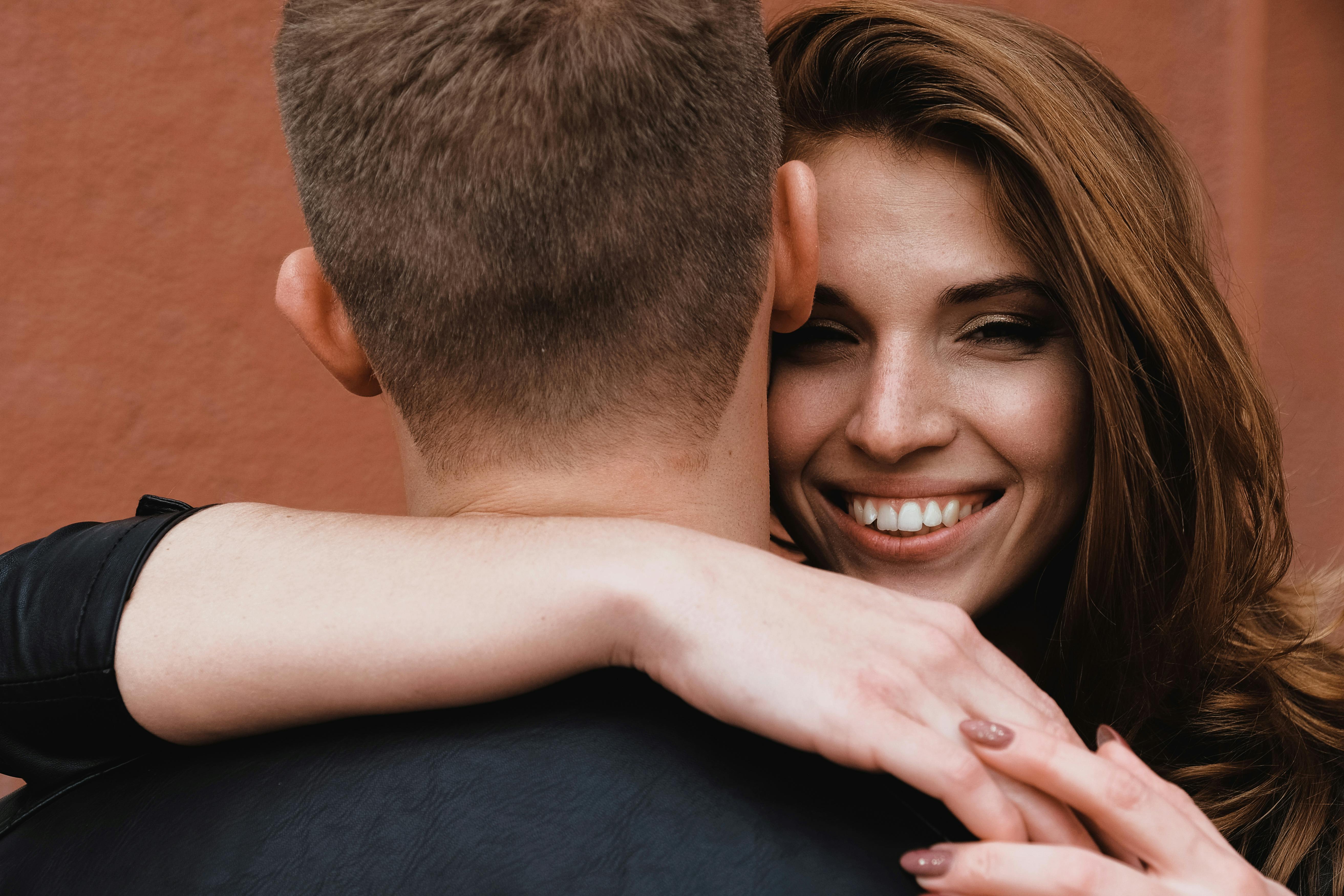 Une femme serrant son mari | Source : Pexels