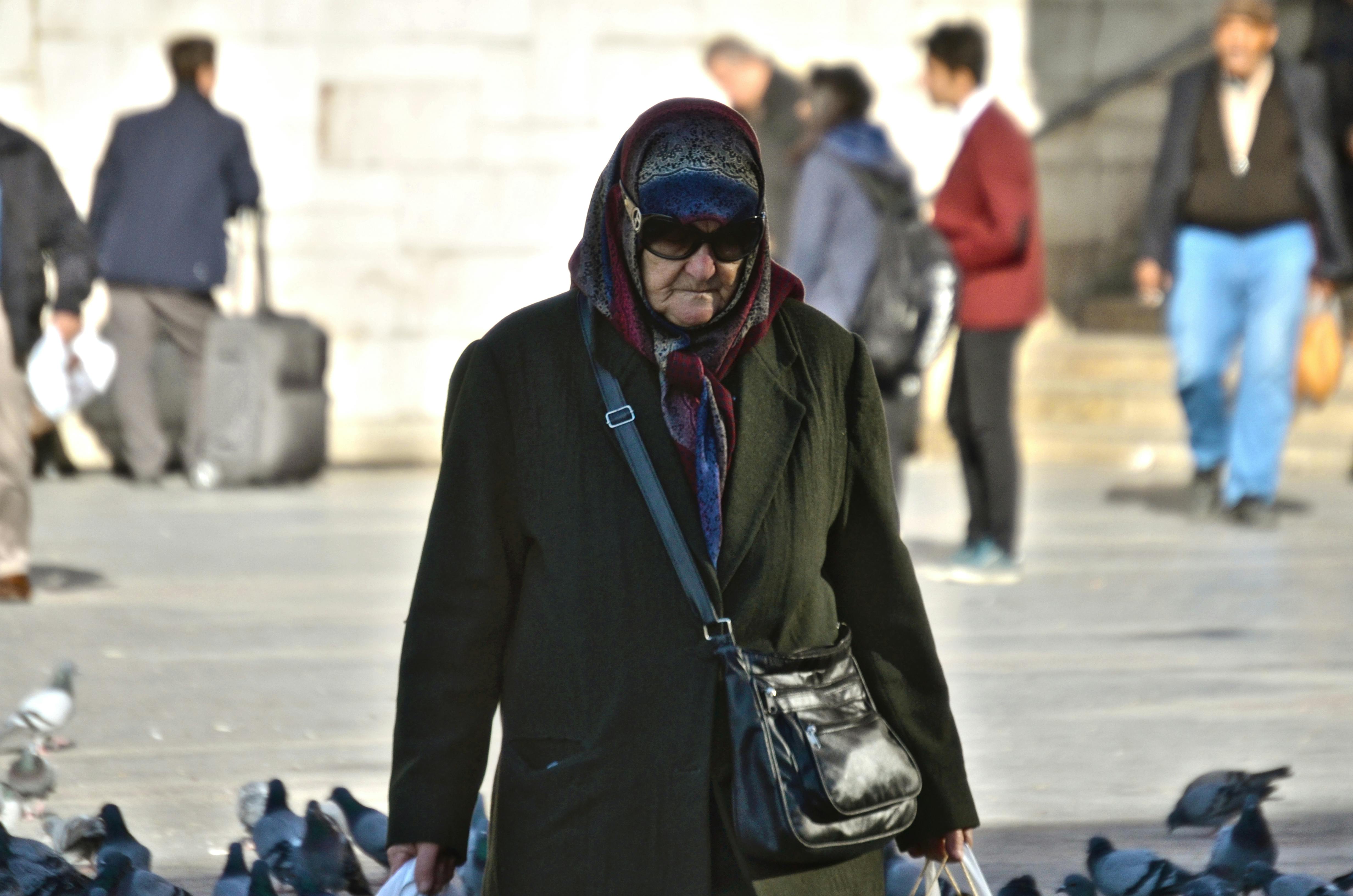 Une dame âgée marchant dans la rue | Source : Pexels