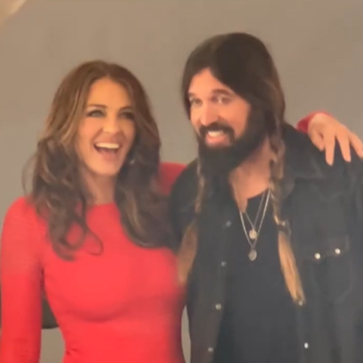 Elizabeth Hurley et Billy Ray Cyrus partagent un rire lors d'une séance photo, postée en novembre 2022 | Source : Instagram/elizabethhurley1