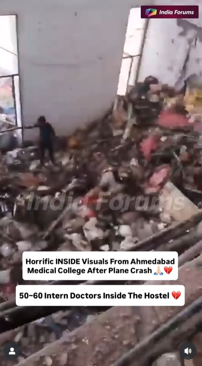 Un homme seul se tient au milieu des décombres à l'intérieur de l'auberge, entouré de murs éclatés et de débris, posté le 12 juin 2025 | Source : Instagram/indiaforums