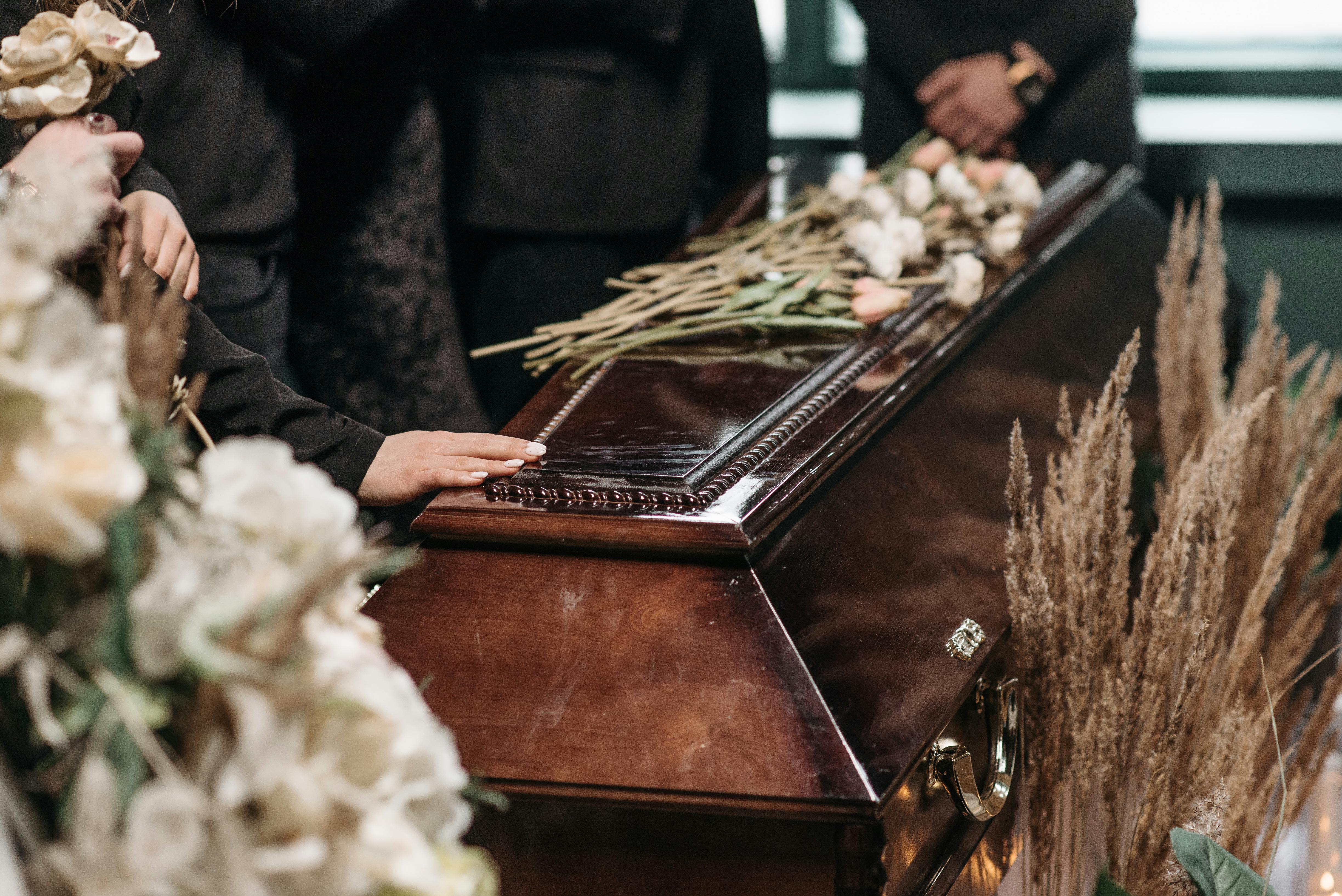 Des gens à un enterrement | Source : Pexels