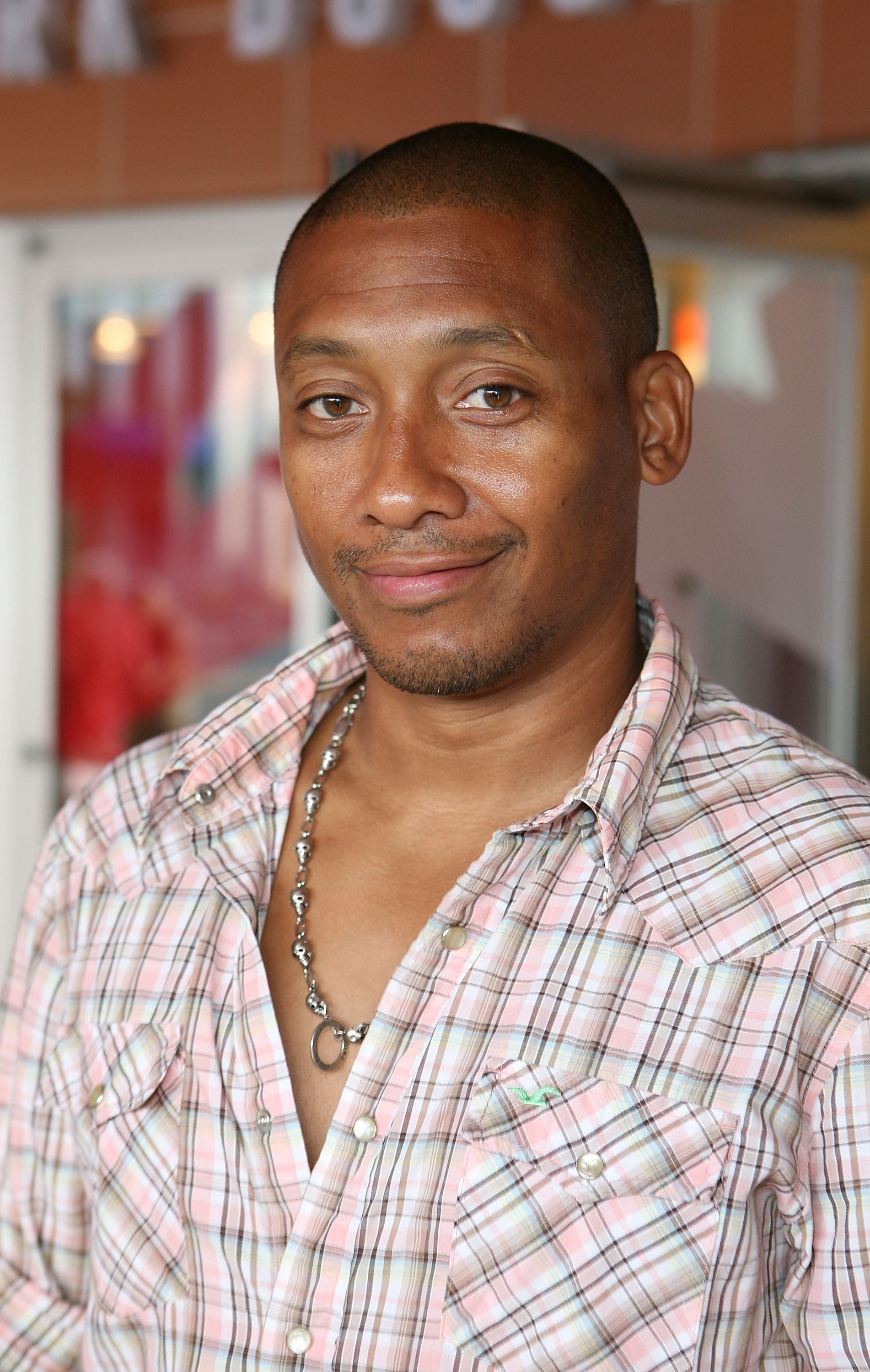 L'acteur pose pendant les arrivées pour la représentation de la soirée d'ouverture de « Eclipsed » le 20 septembre 2009 | Source : Getty Images