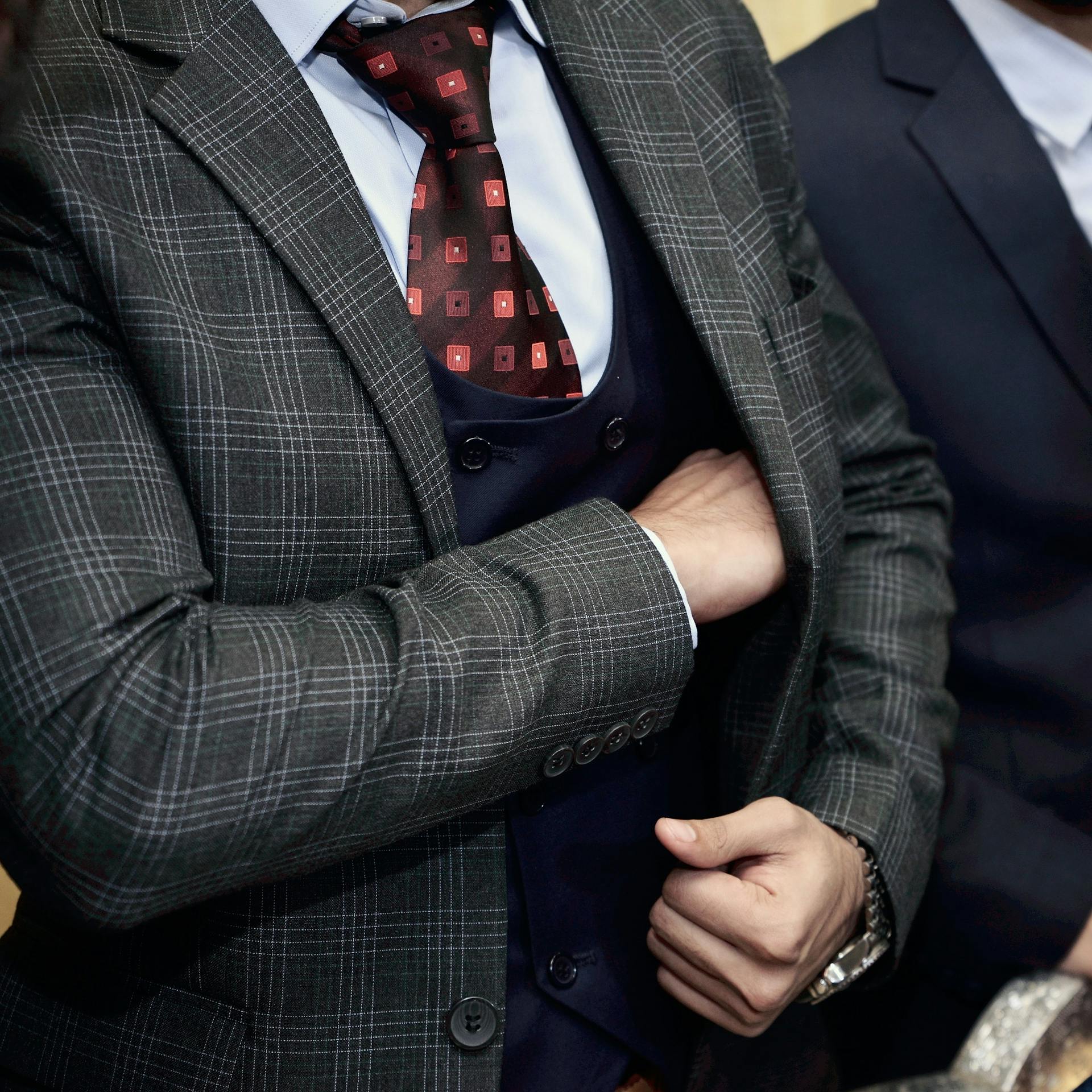 Un homme portant un costume | Source : Pexels
