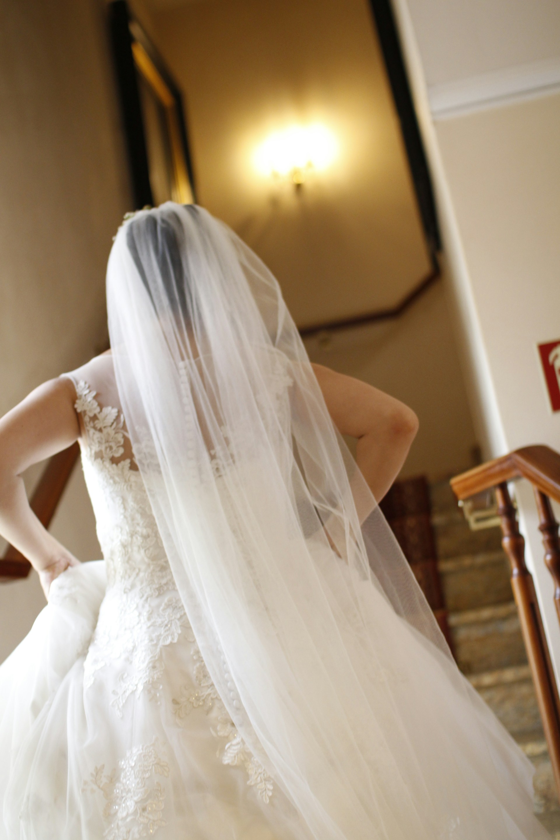 Une mariée frénétique marchant dans les escaliers | Source : Unsplash