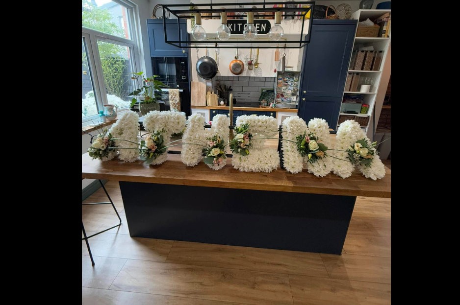 Une composition florale épelant le nom d'Athéna, datée du 3 mars 2025 | Source : Facebook/steven.darby.16