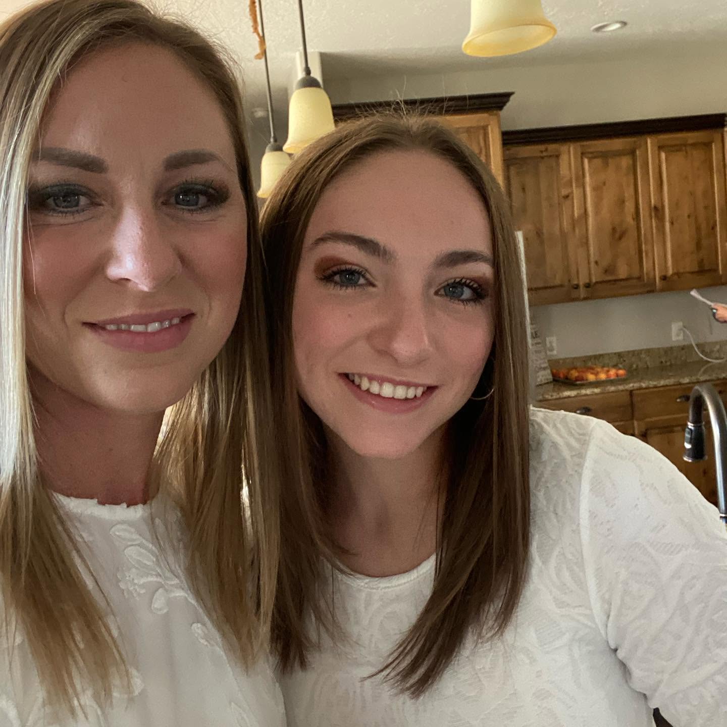 Katrina Long (à gauche) et sa fille Lydia (à droite) se rapprochent pour prendre un selfie rayonnant à l'intérieur, qui montre la forte ressemblance et le lien indestructible qui unissent la mère et la fille. | Source : Facebook/katrina.g.long
