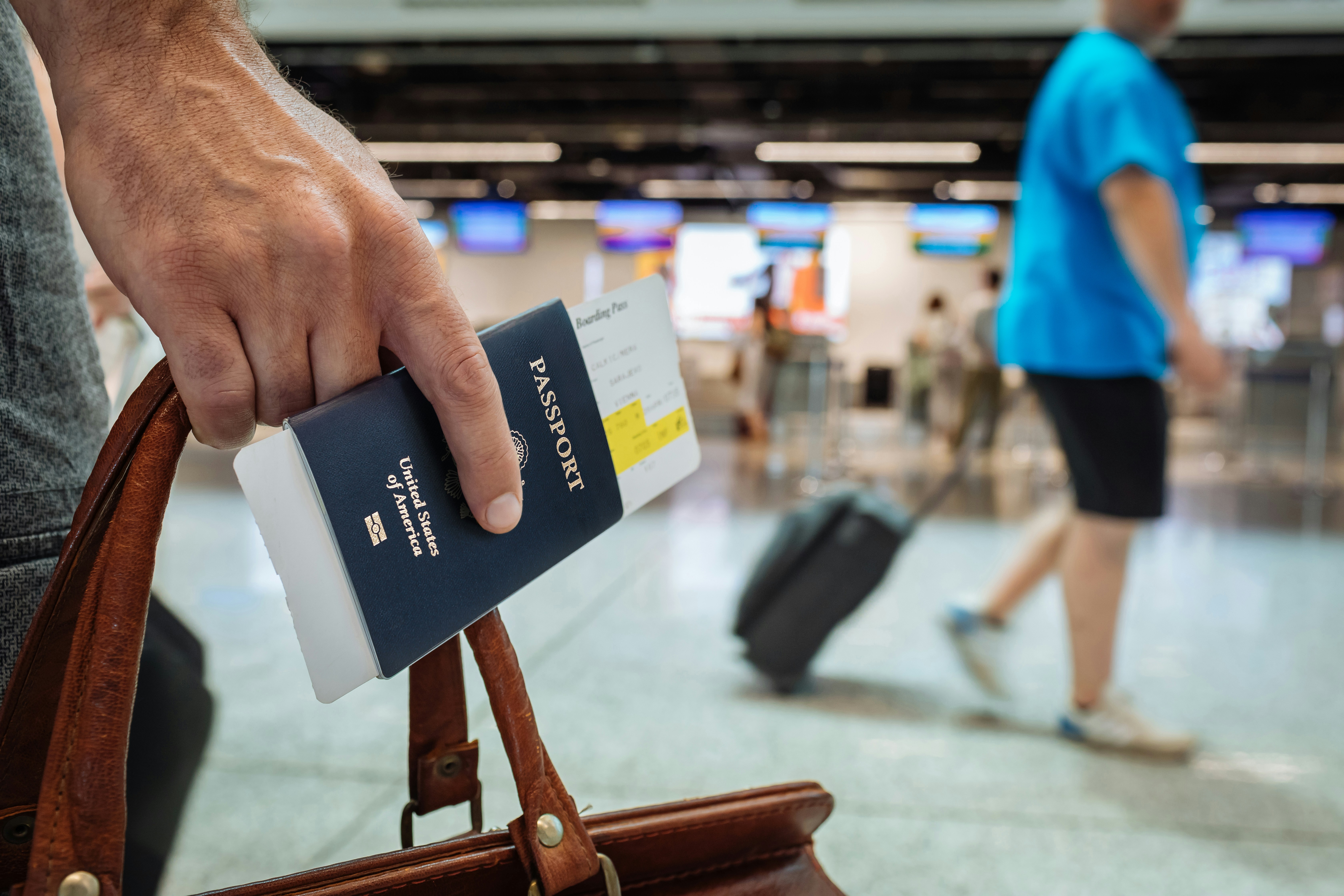 Une personne tenant un passeport dans un aéroport | Source : Unsplash