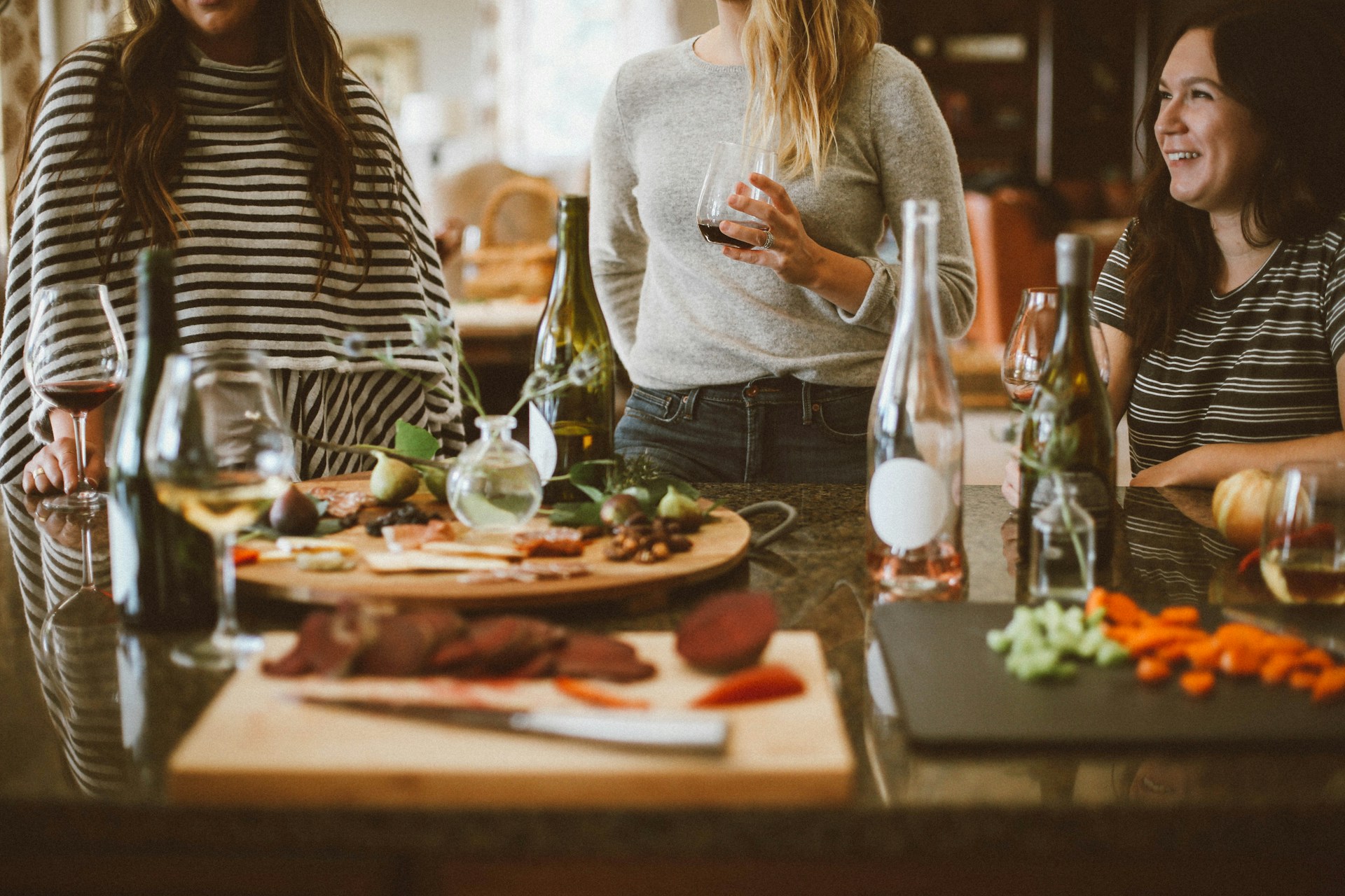 Un groupe de femmes réunies autour d'une table à manger | Source : Unsplash