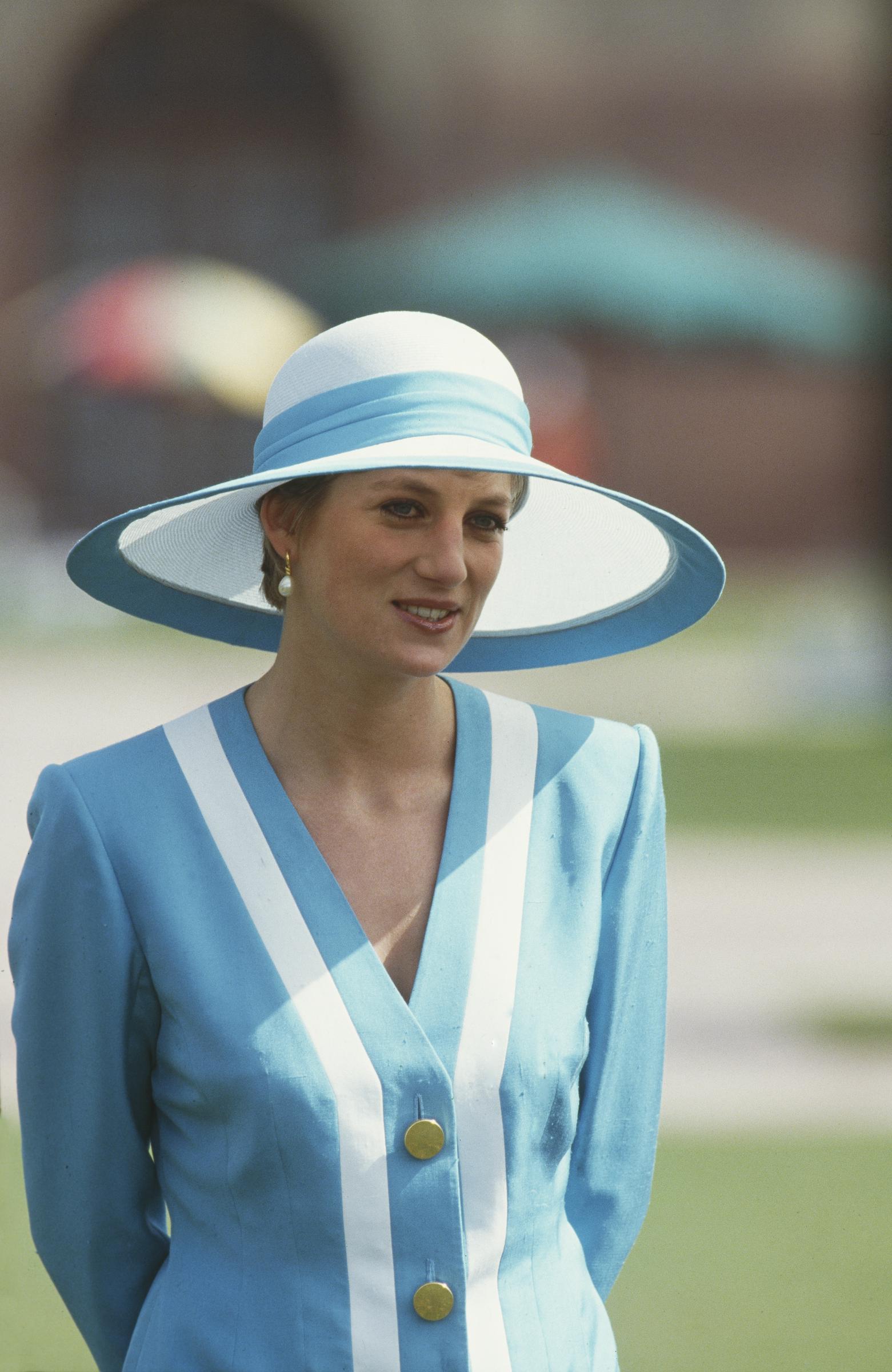 La princesse Diana se tient avec une élégance discrète au Rashtrapati Bhavan à New Delhi, le 12 février 1992. Vêtue d'un superbe tailleur bleu et blanc Catherine Walker assorti d'un chapeau Philip Somerville, la défunte princesse incarne la diplomatie raffinée lors de sa visite au palais présidentiel indien.