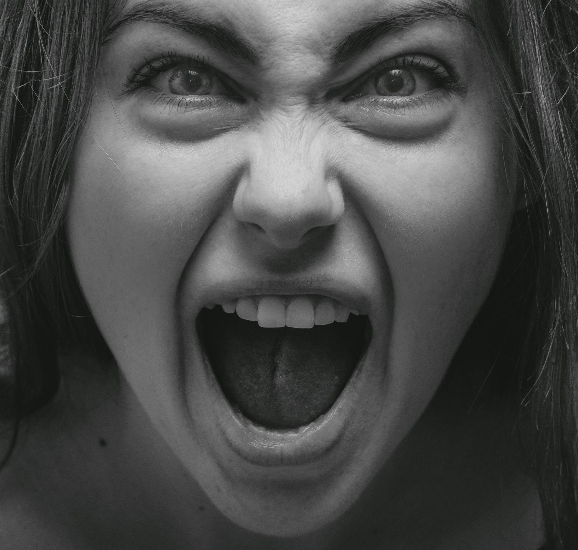 Une femme qui parle avec colère | Source : Pexels