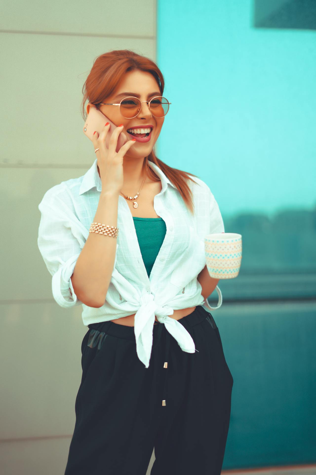 Une femme au téléphone | Source : Pexels