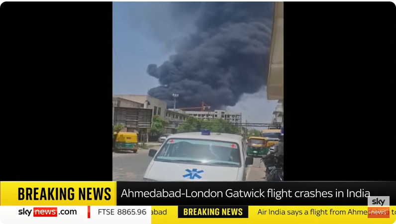 Images montrant la fumée du crash de l'avion, extraites d'un post daté du 12 juin 2025 | Source : Youtube/@SkyNews
