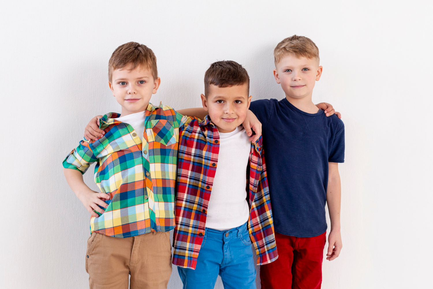Trois jeunes garçons | Source : Freepik