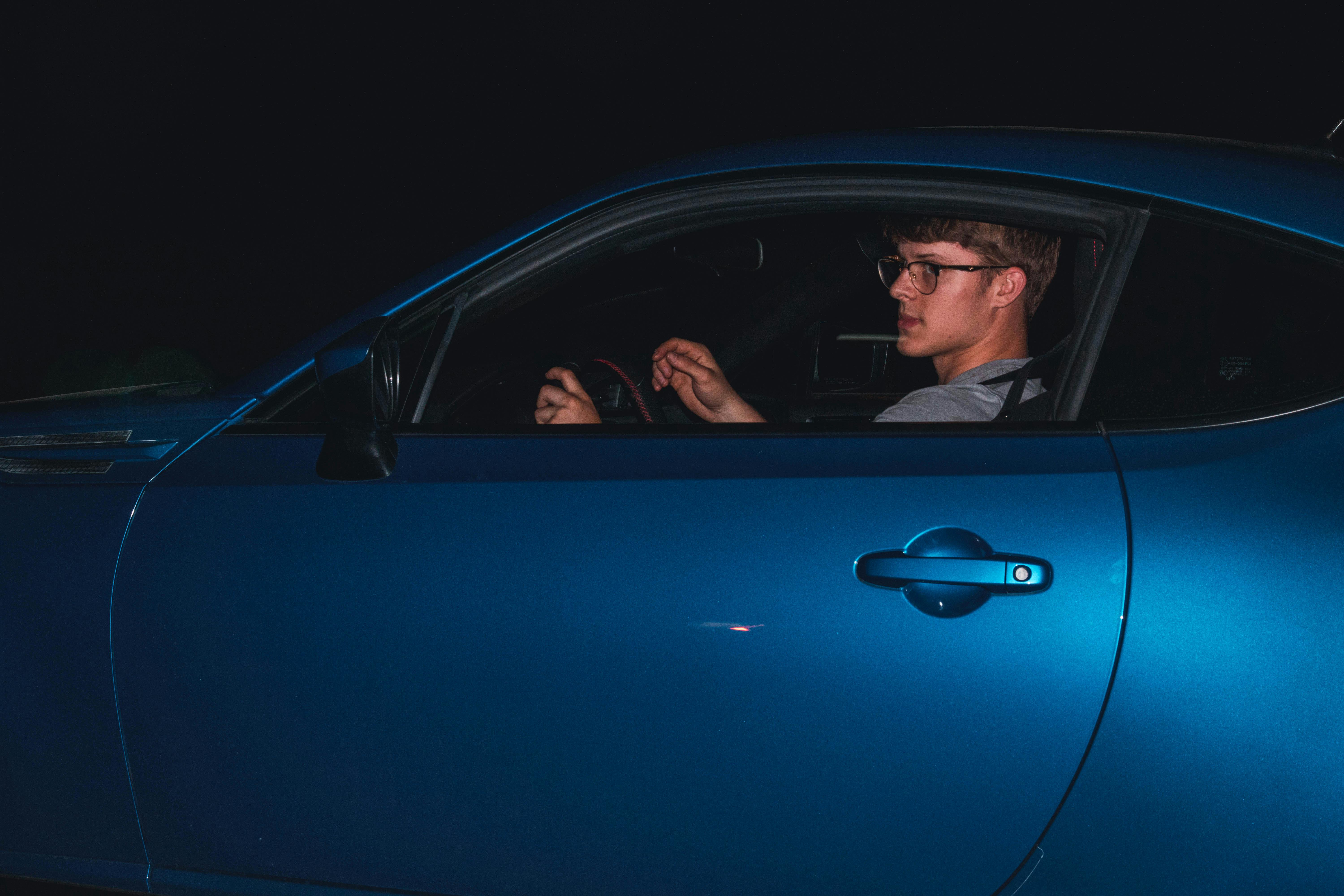Un homme au volant | Source : Pexels