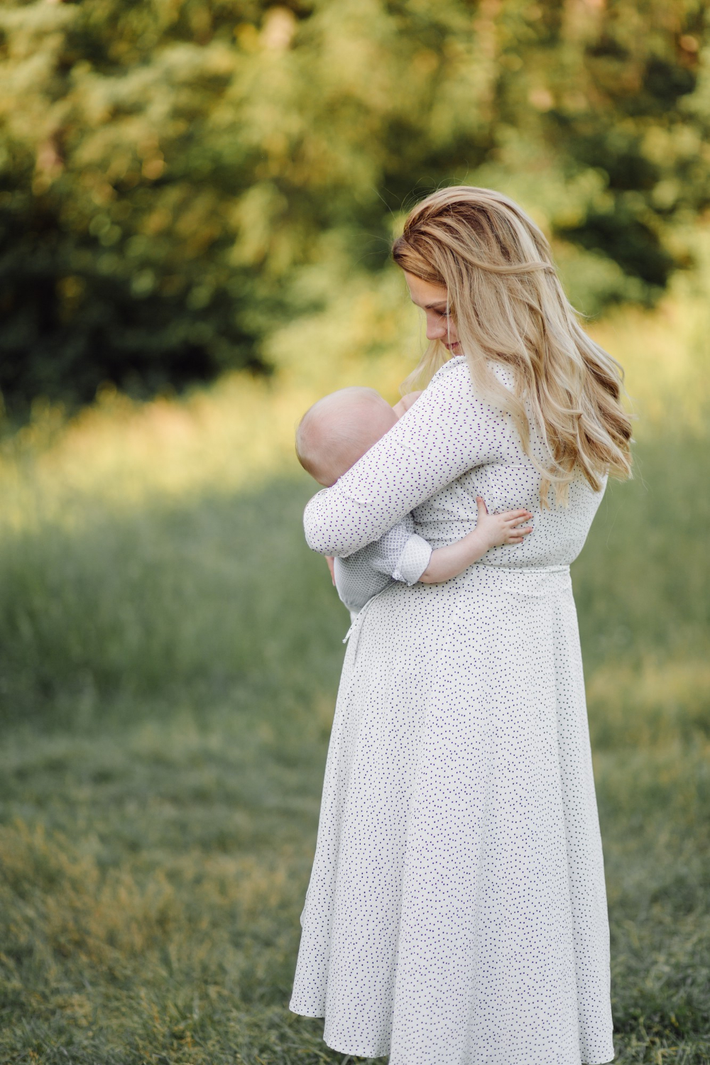 Une femme tenant un bébé | Source : Freepik