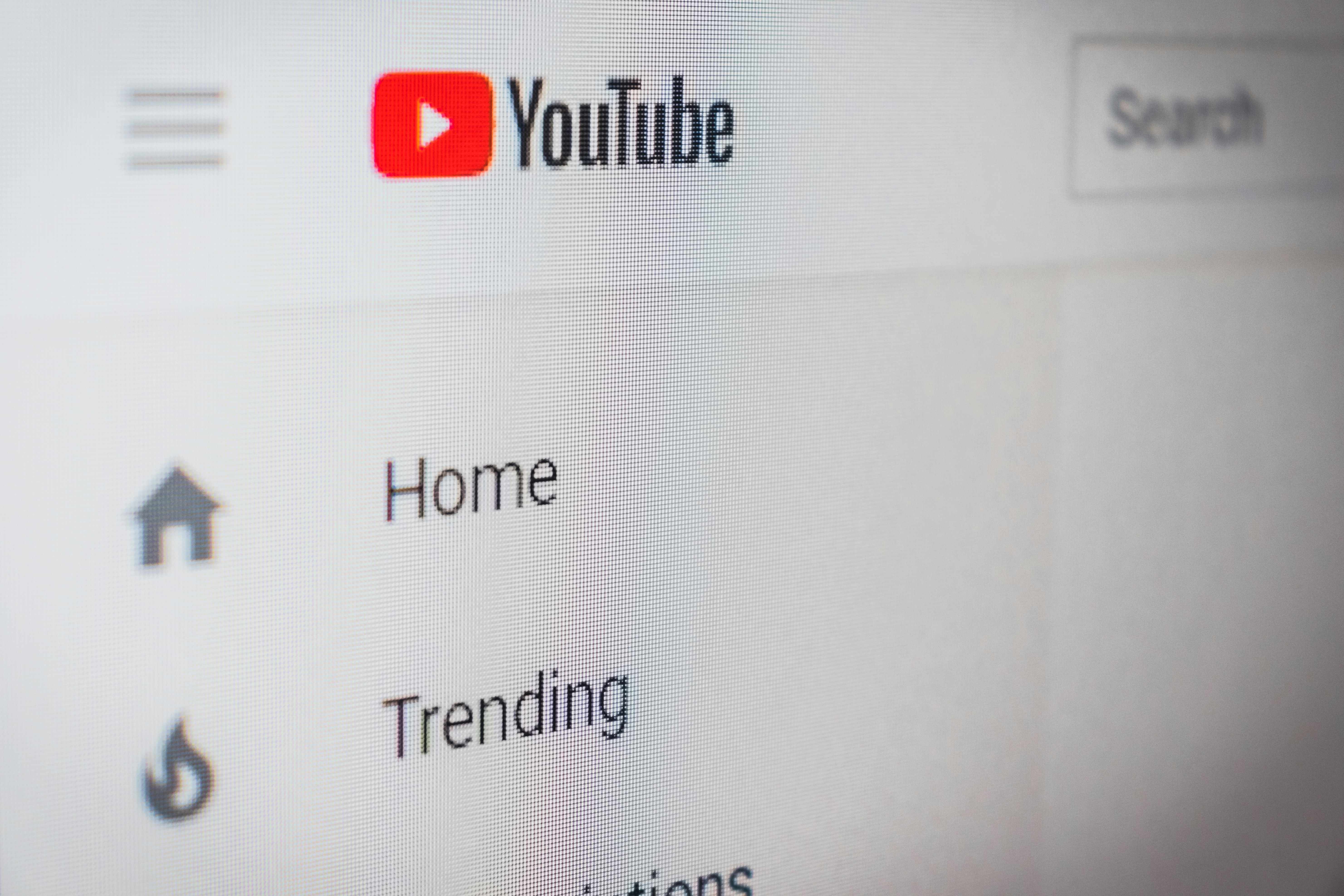 Un écran d'ordinateur portable affichant YouTube | Source : Unsplash