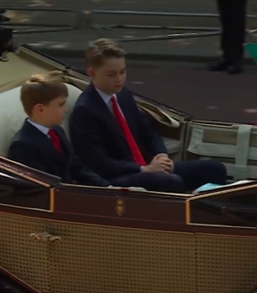 Le prince Louis et le prince George à bord de leur calèche lors du Trooping the Colour, le 14 juin 2025. | Source : Facebook/The Sun