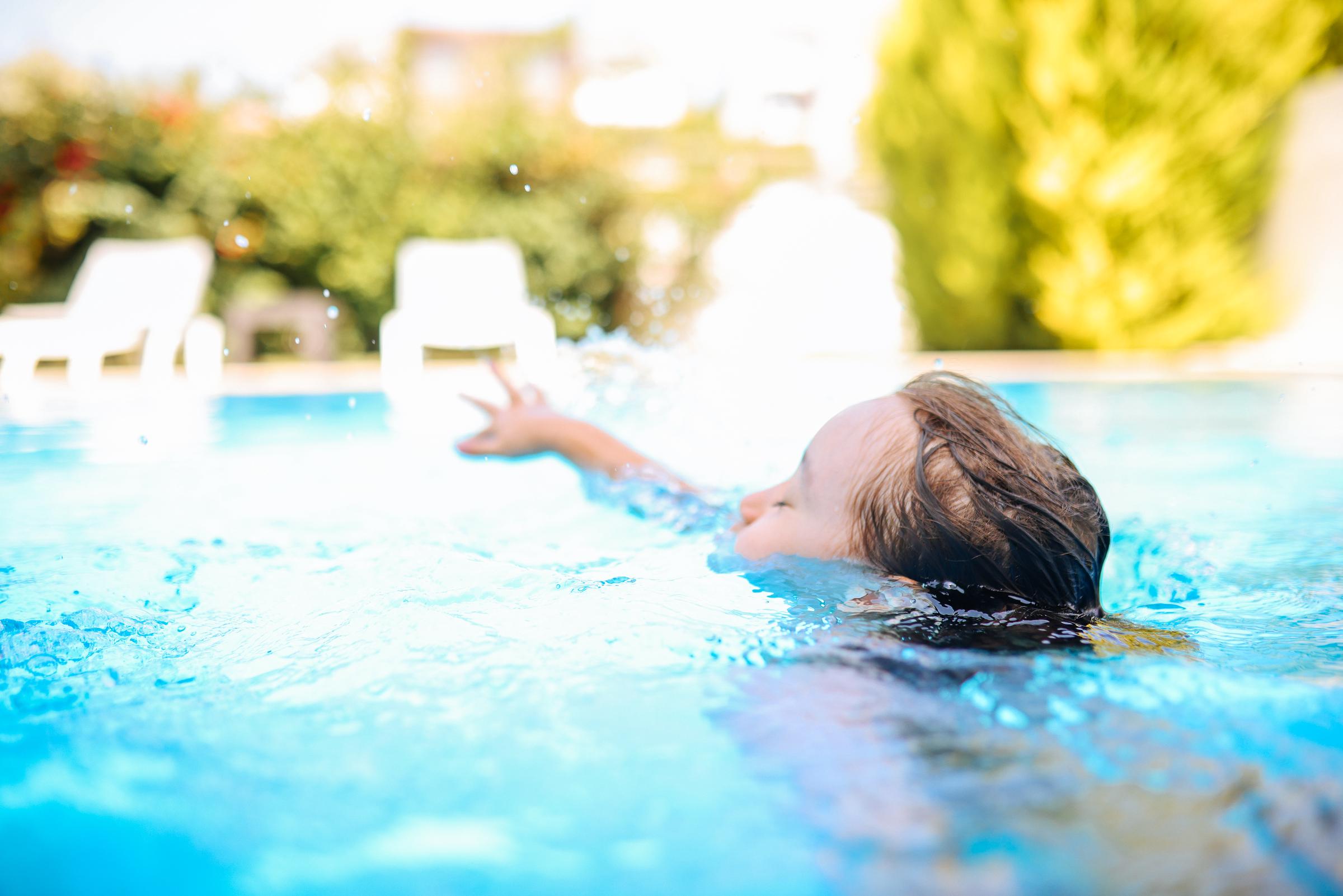 Un petit garçon dans une piscine I Photo d'illustration I Source : Getty Images