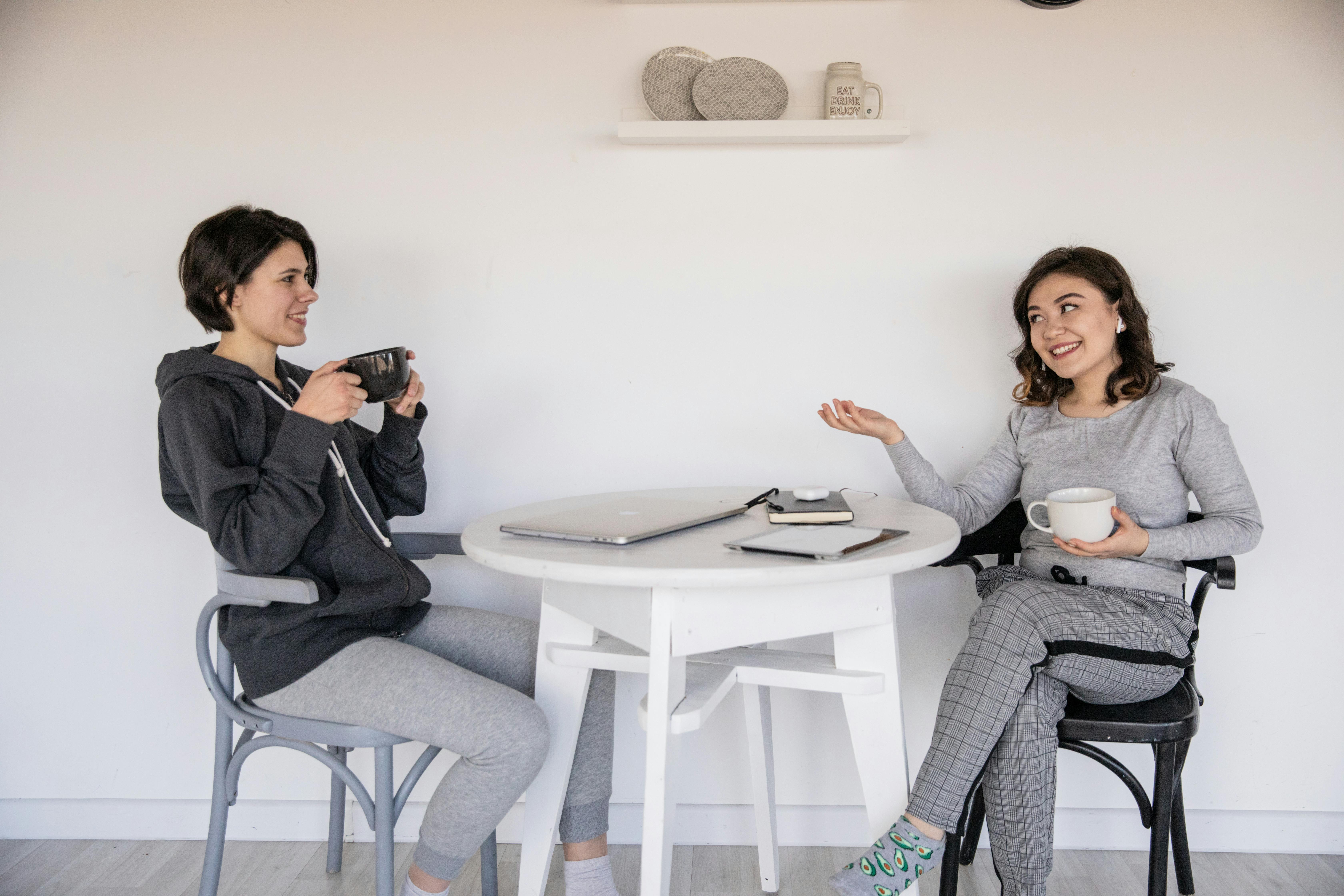 Deux femmes en train de parler | Source : Pexels