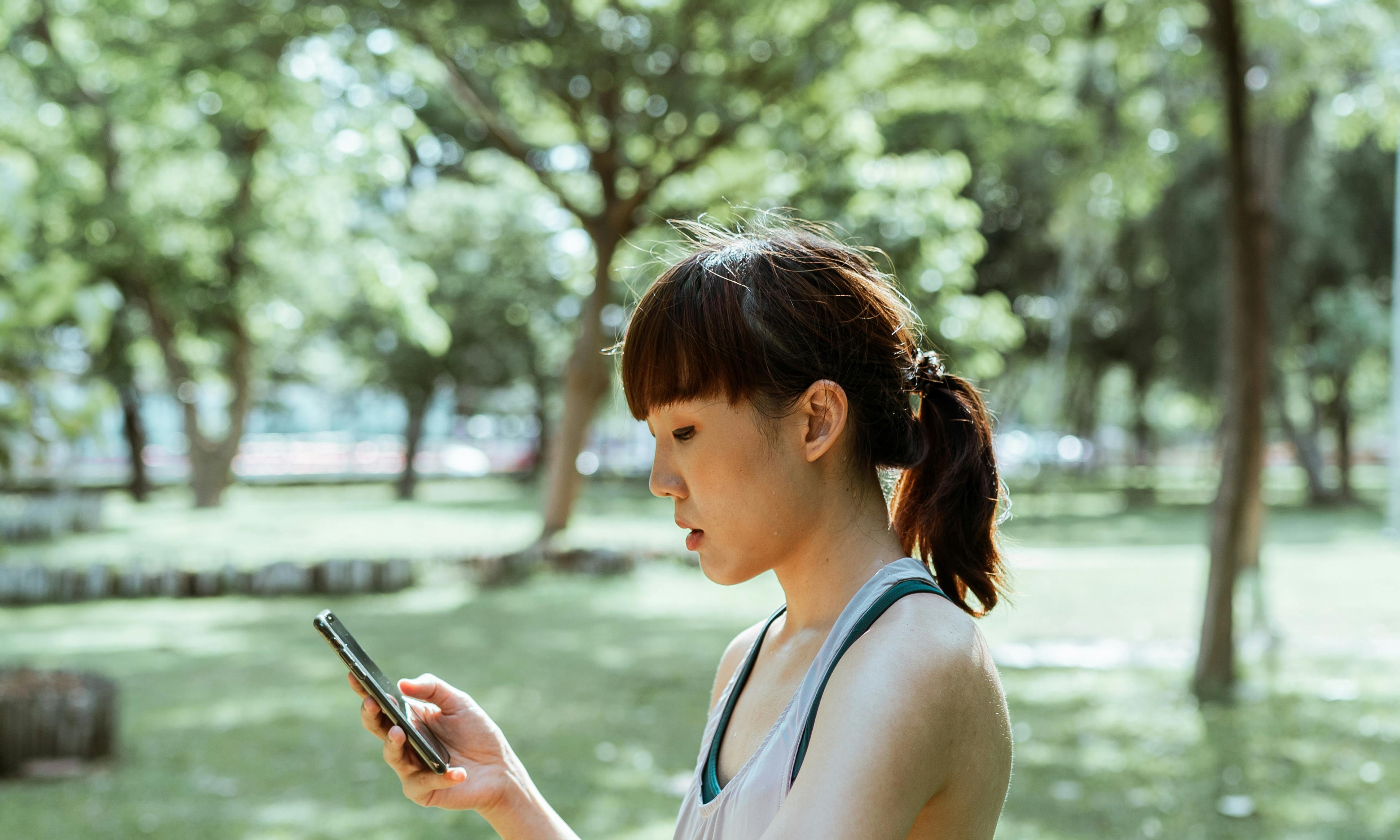 Une femme regarde son téléphone portable | Source : Pexels