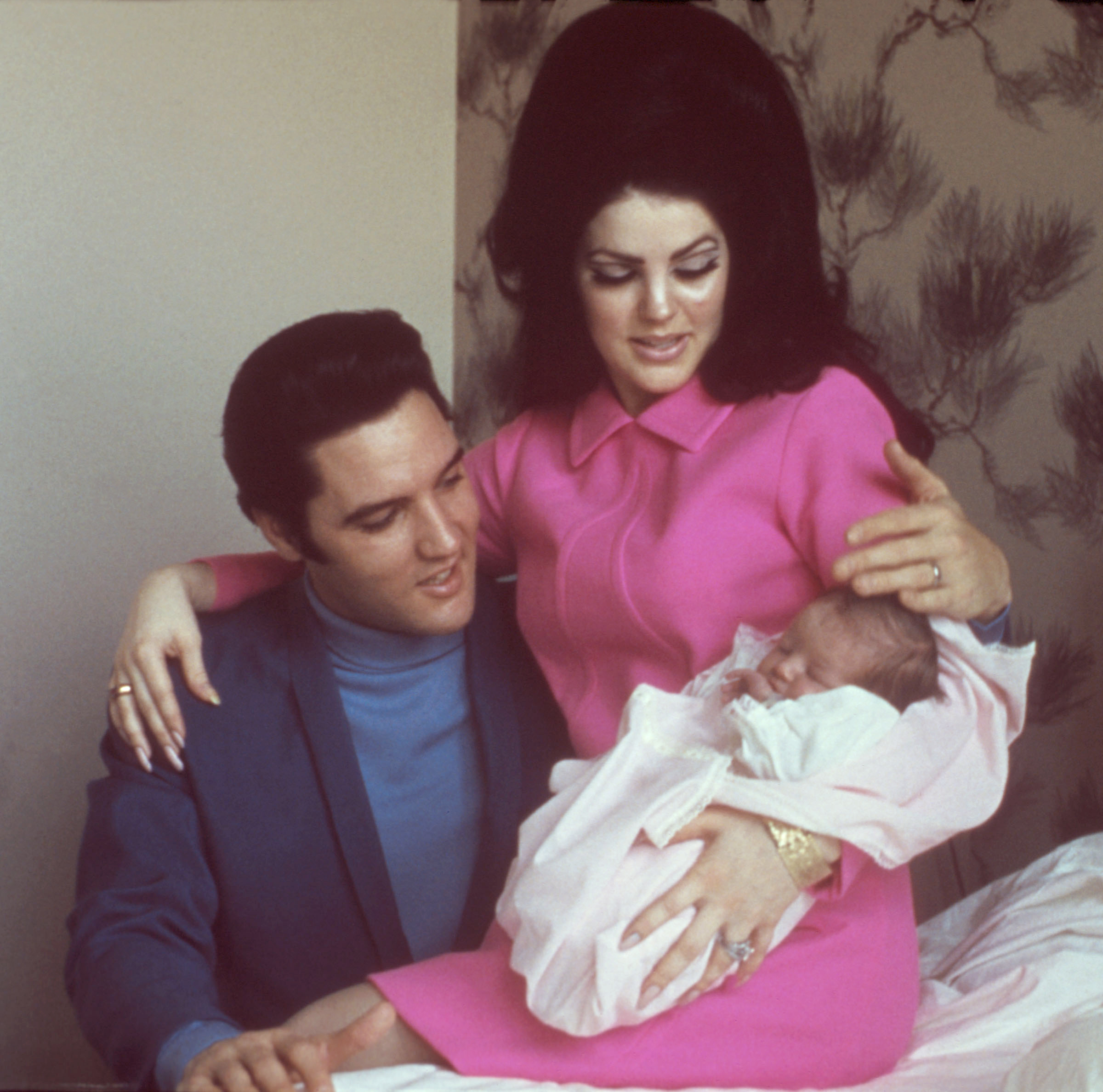 Elvis et Priscilla Presley photographiés avec leur fille, Lisa Marie Presley, le 5 février 1968, à Memphis, Tennessee. | Source : Getty Images