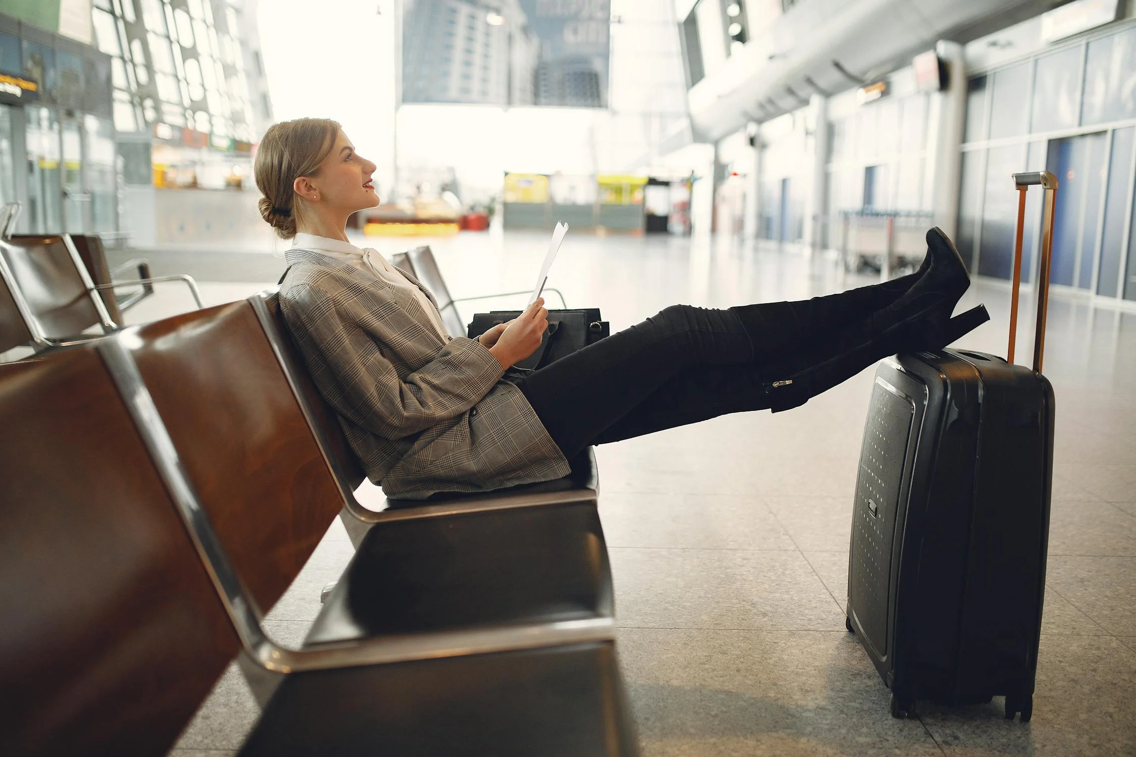 Une femme assise dans un aéroport | Source : Pexels