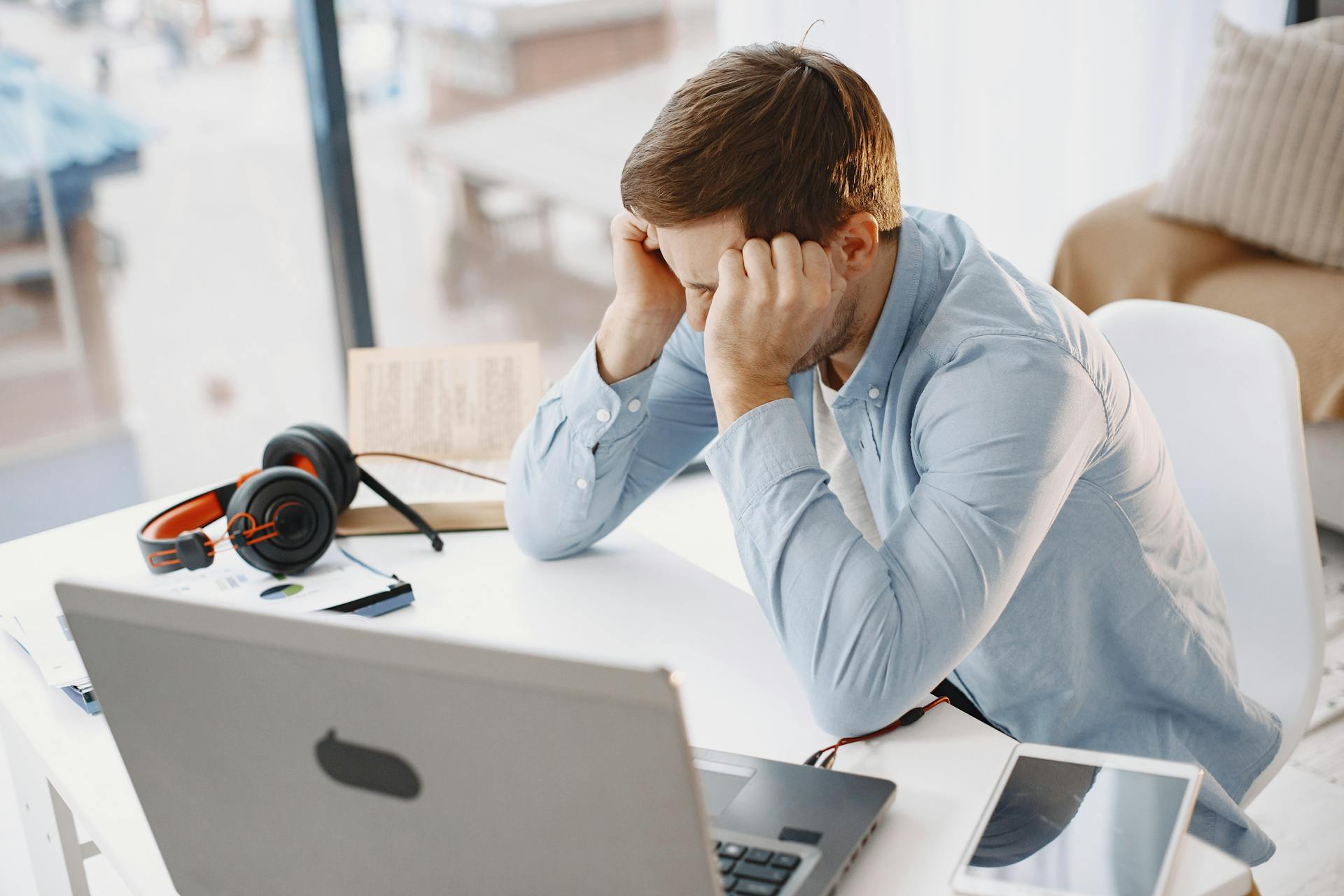 Un homme stressé dans son bureau | Source : Pexels