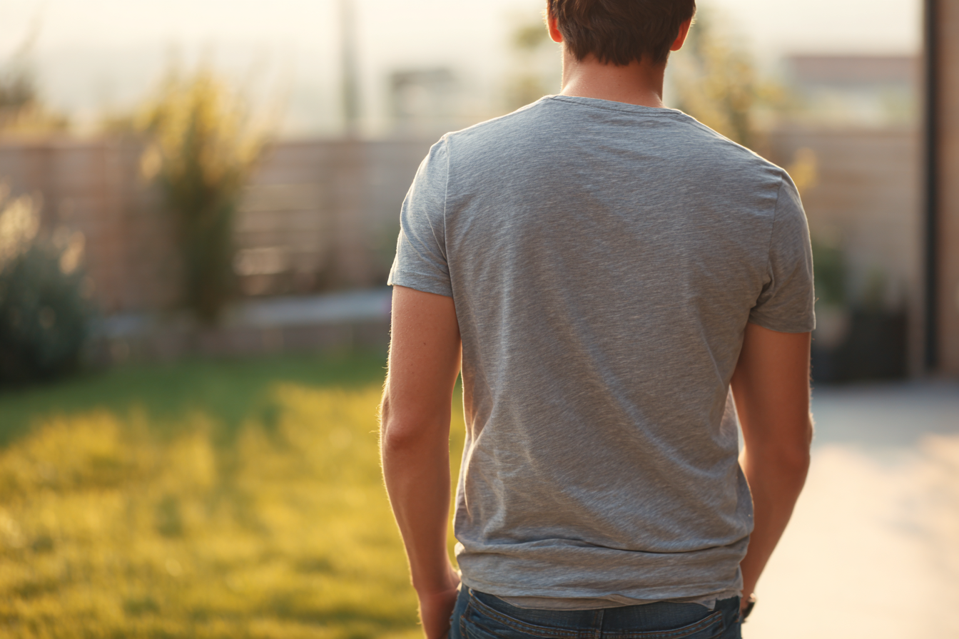 Un homme qui s'éloigne | Source : Midjourney