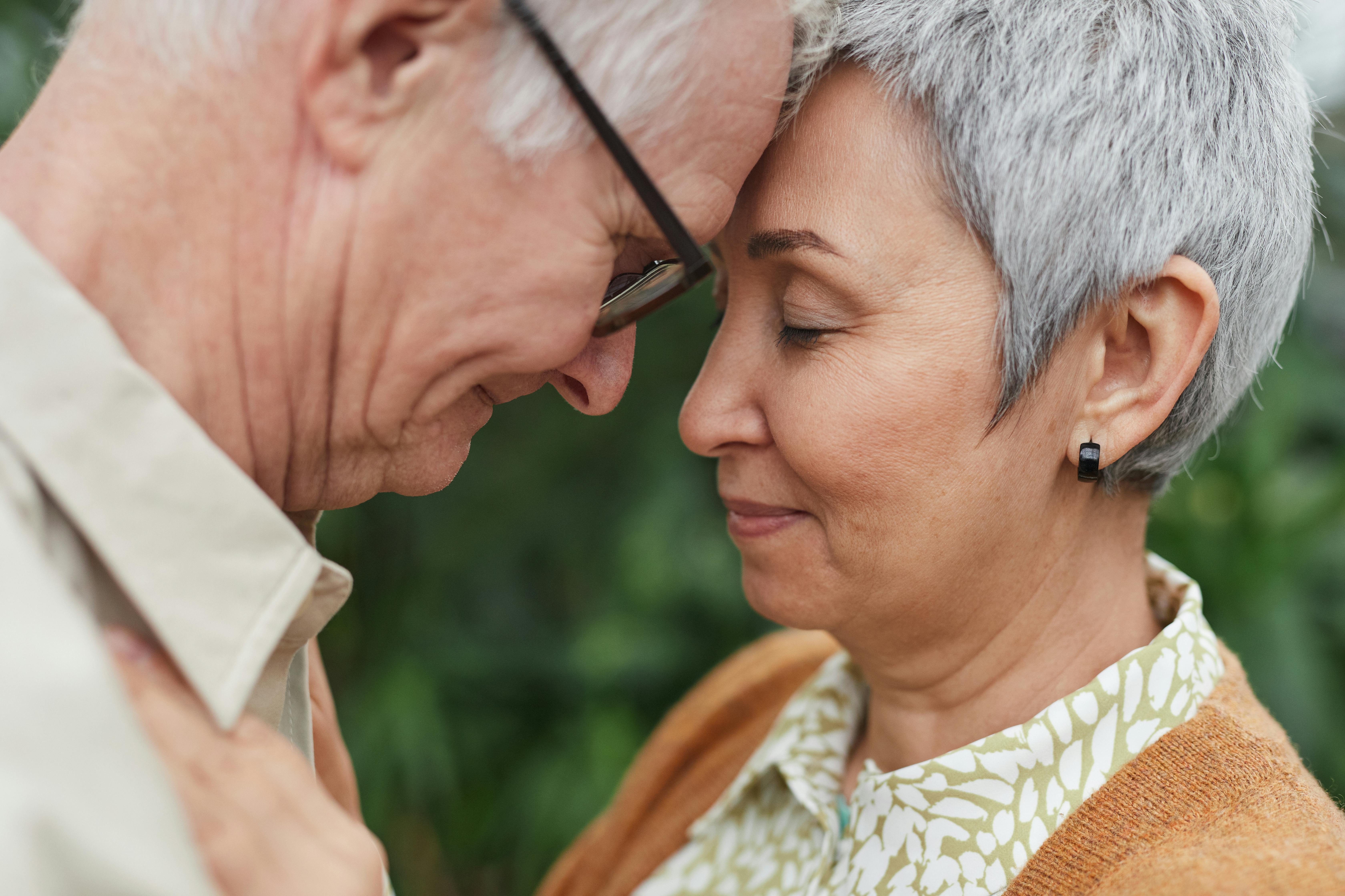 Un couple âgé amoureux | Source : Pexels