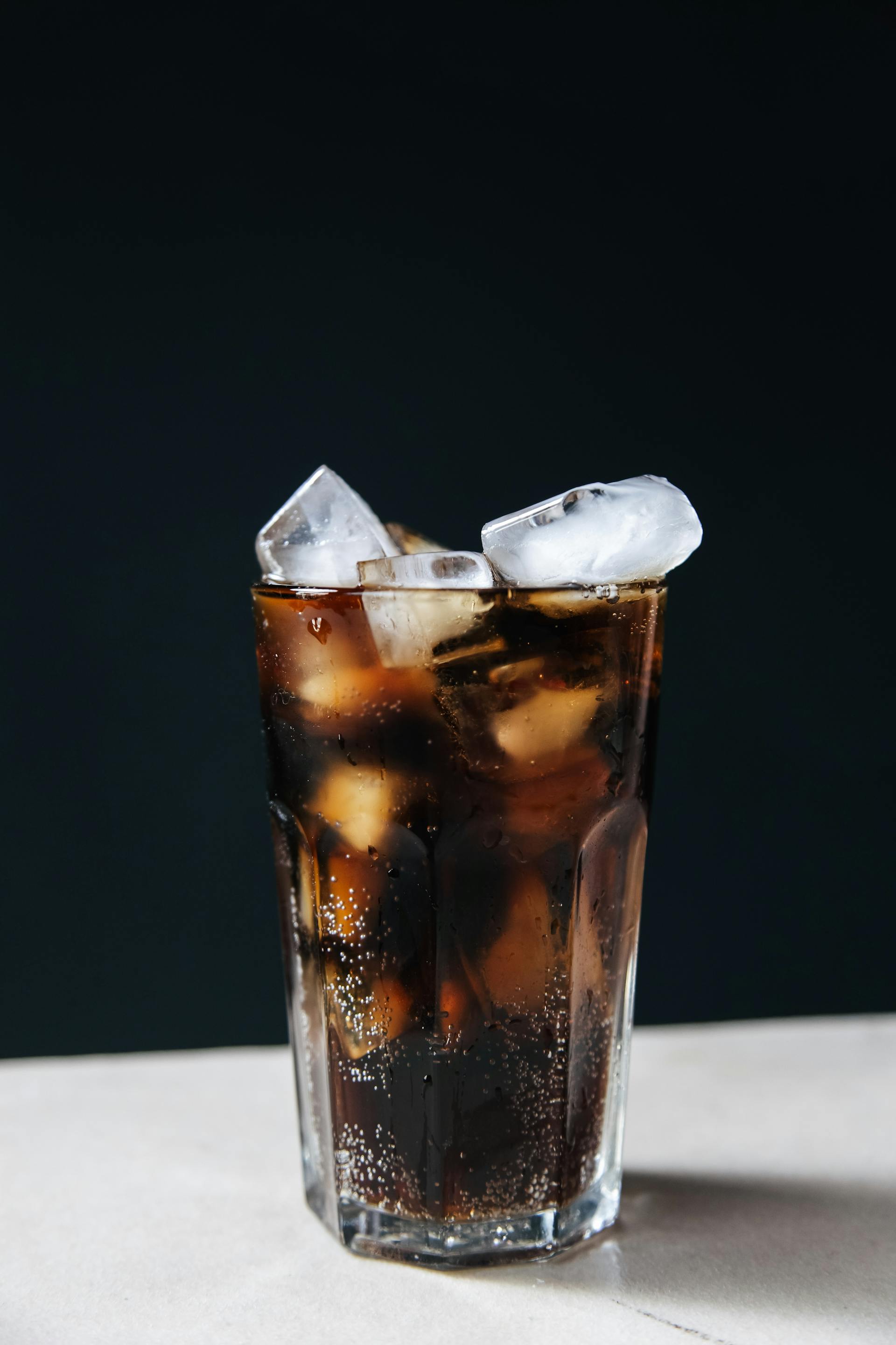 Un verre de cola glacé sur une table | Source : Pexels
