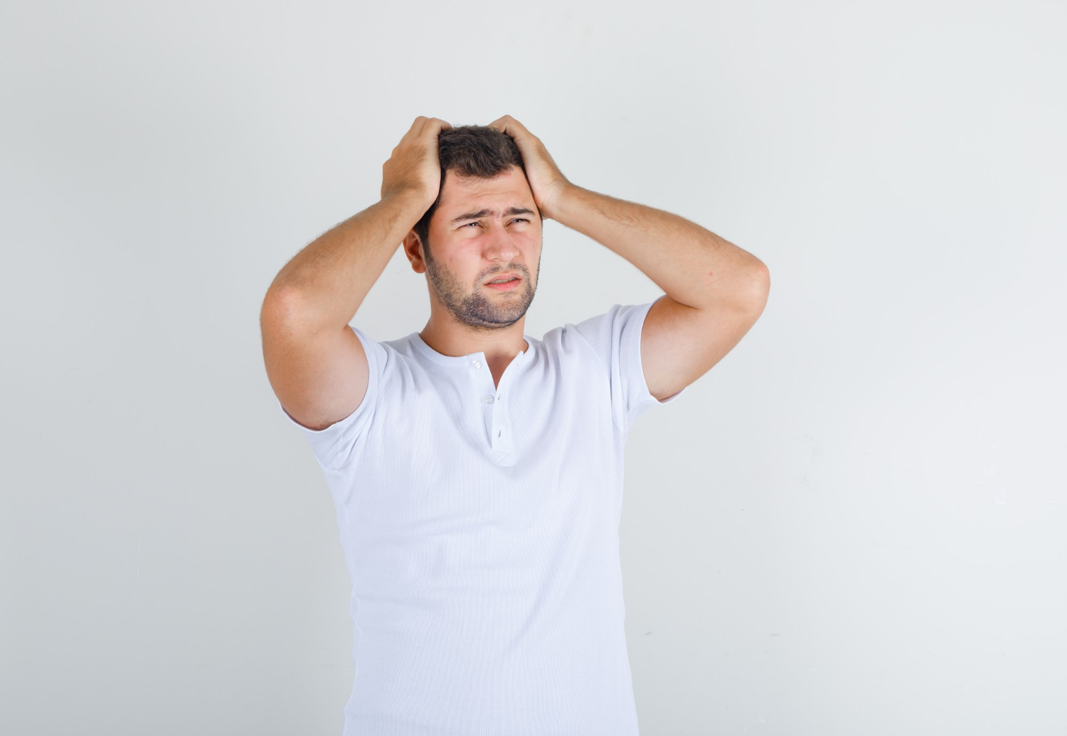 Un homme en détresse | Source : Freepik