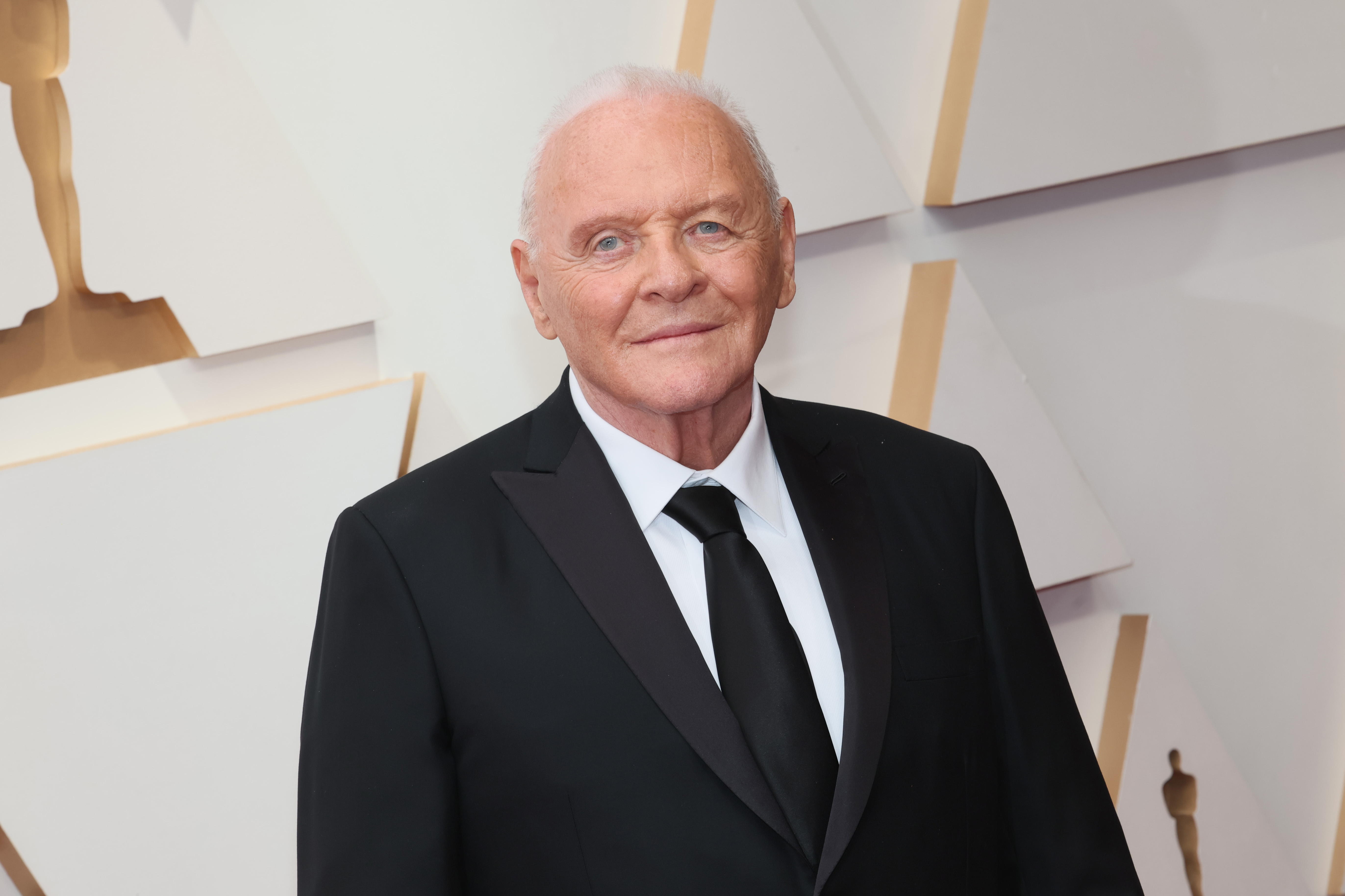 Anthony Hopkins honore la 94e cérémonie des Oscars de son élégance digne. Vêtu d'un smoking noir classique et d'une cravate, il incarne une élégance intemporelle. Son sourire serein et sa prestance reflètent la confiance tranquille d'une légende du cinéma.