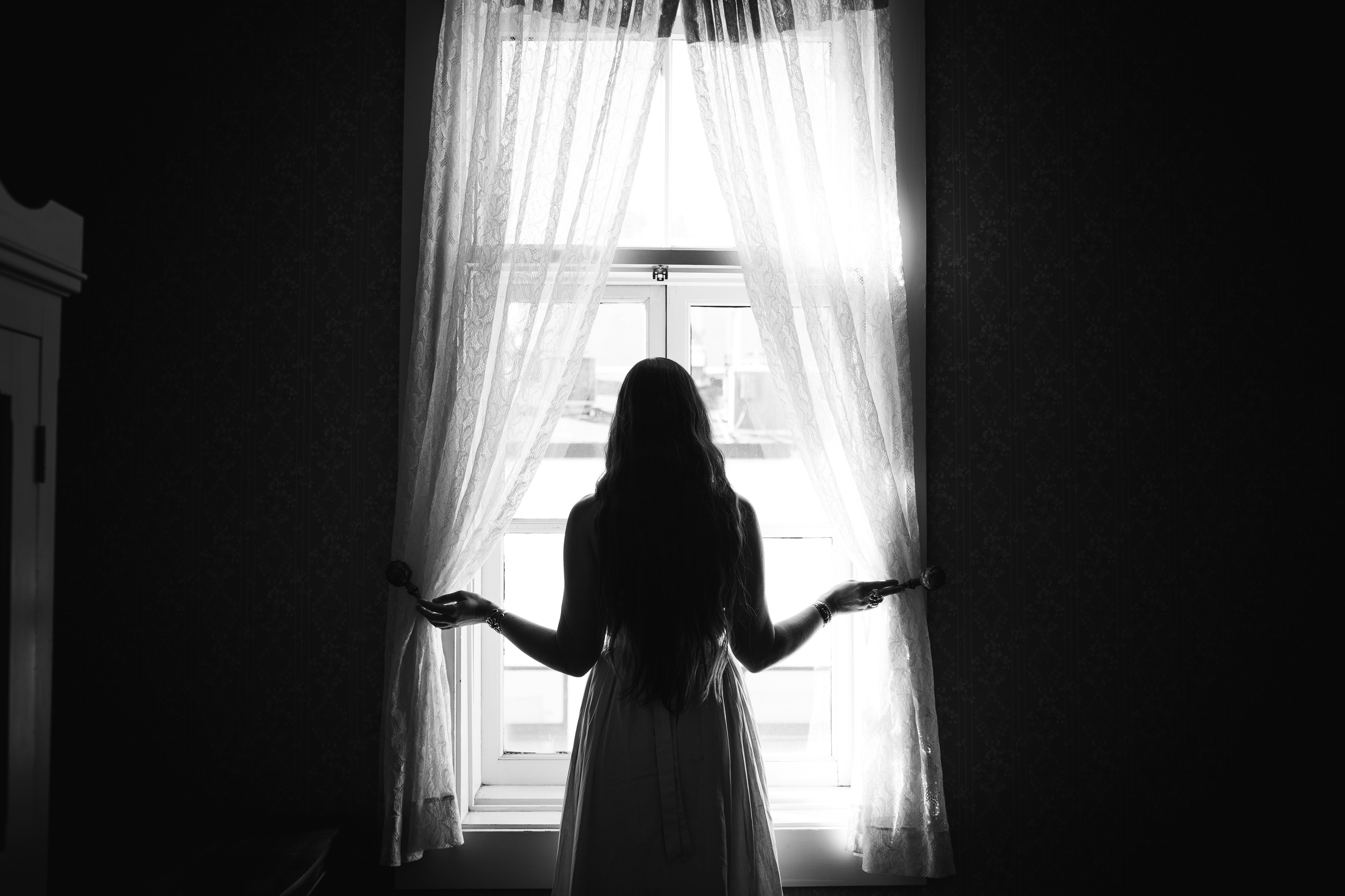 Une femme qui regarde par la fenêtre | Source : Unsplash