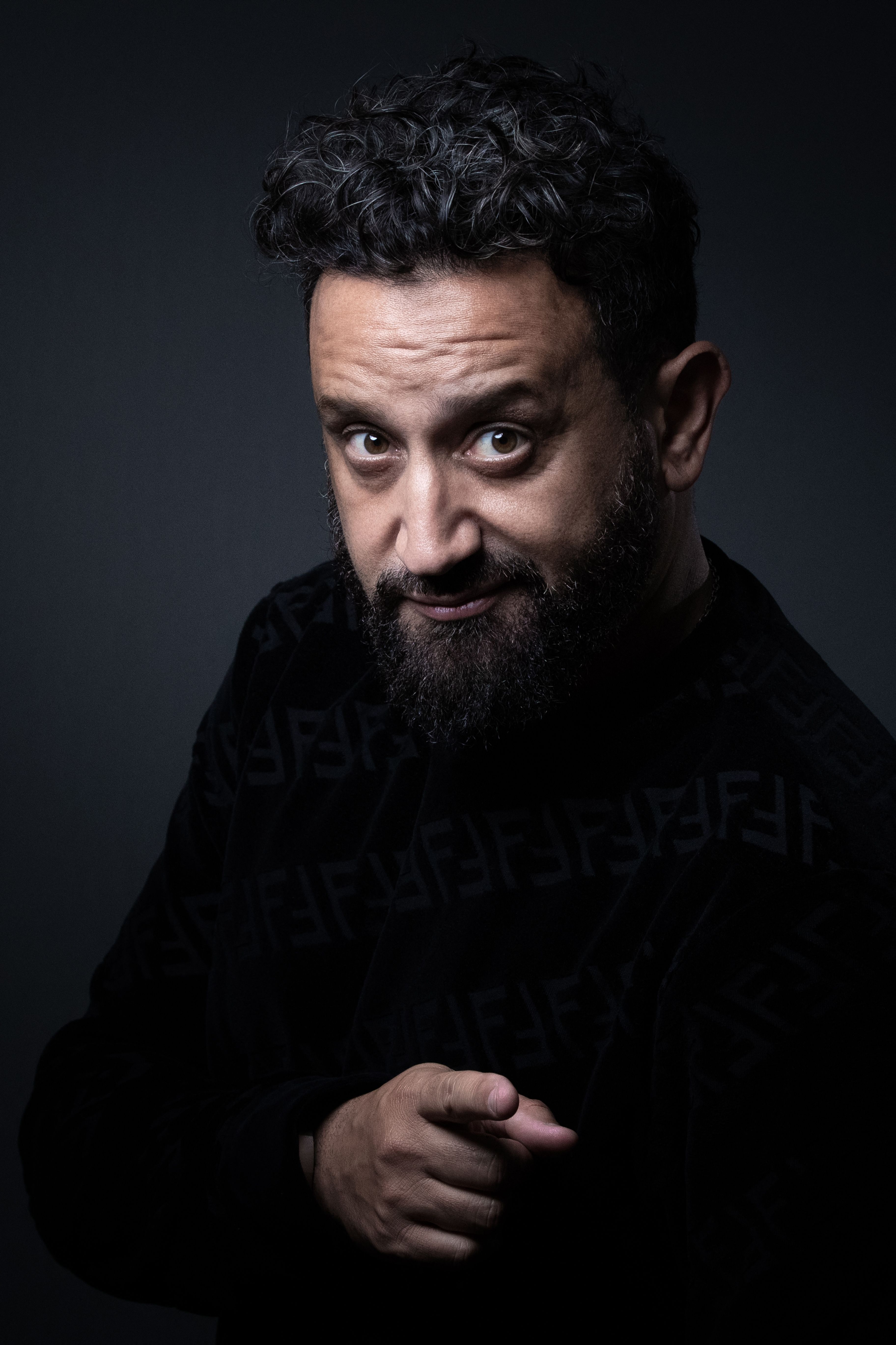 Le présentateur de télévision français Cyril Hanouna pose lors d'une séance photo à Paris, le 30 septembre 2021 I Source : Getty Images