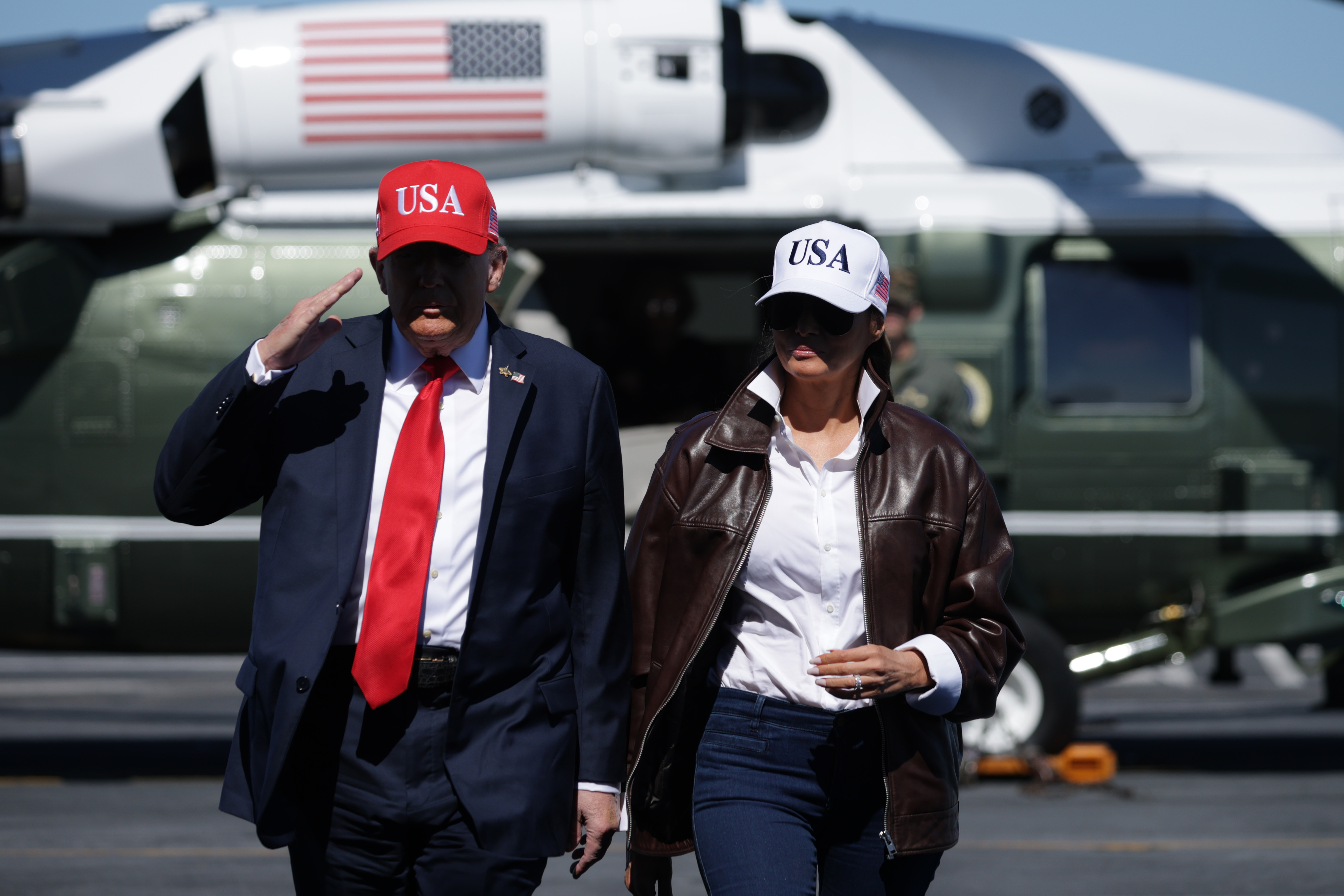 Le président américain Donald Trump et la première dame Melania Trump arrivant sur le pont du porte-avions USS George H.W. Bush en Virginie, le 5 octobre 2025. | Source : Getty Images
