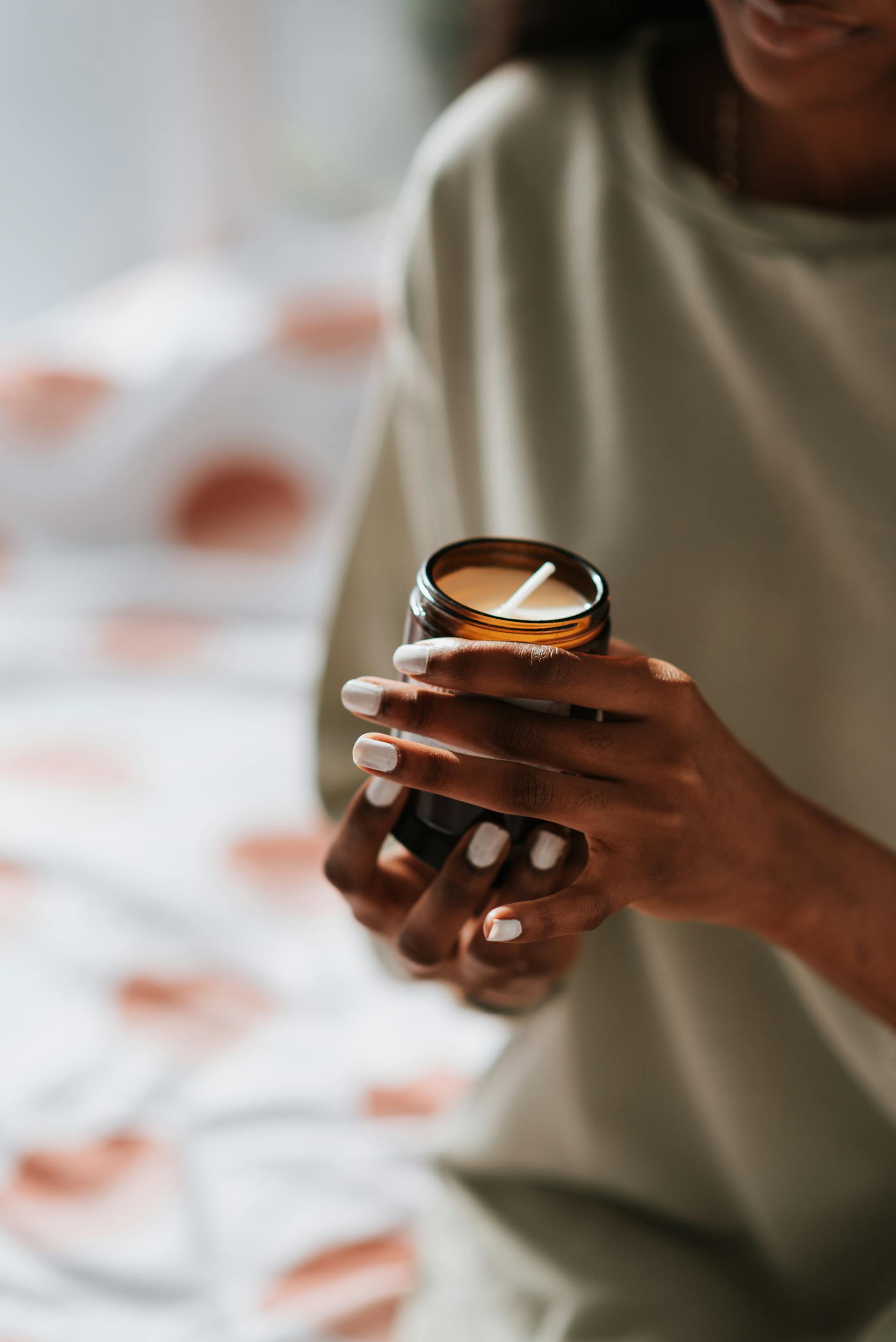 Une femme tenant une bougie parfumée | Source : Pexels