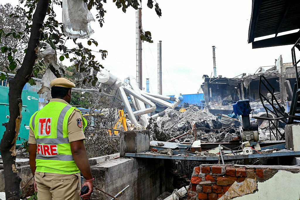 Des pompiers examinent les décombres de l'usine pharmaceutique de Sigachi Industries, au lendemain d'une explosion survenue à Sangareddy, dans l'État du Telangana, dans le sud de l'Inde, le 1er juillet 2025. | Getty Images
