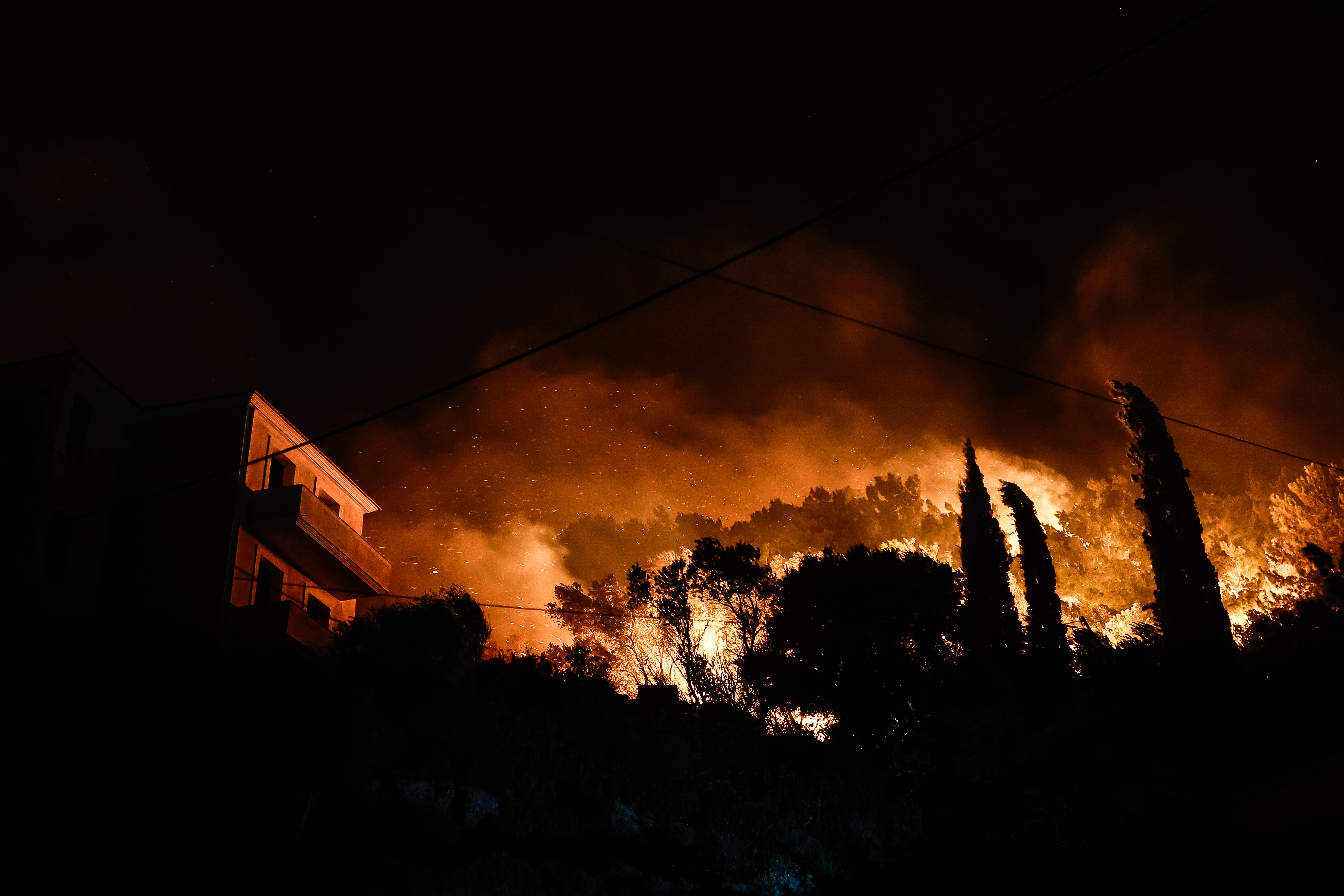 De la fumée s'élève alors que les pompiers interviennent sur l'incendie qui s'est déclaré à Chios, en Grèce, le 22 juin 2025 I Source : Getty Images