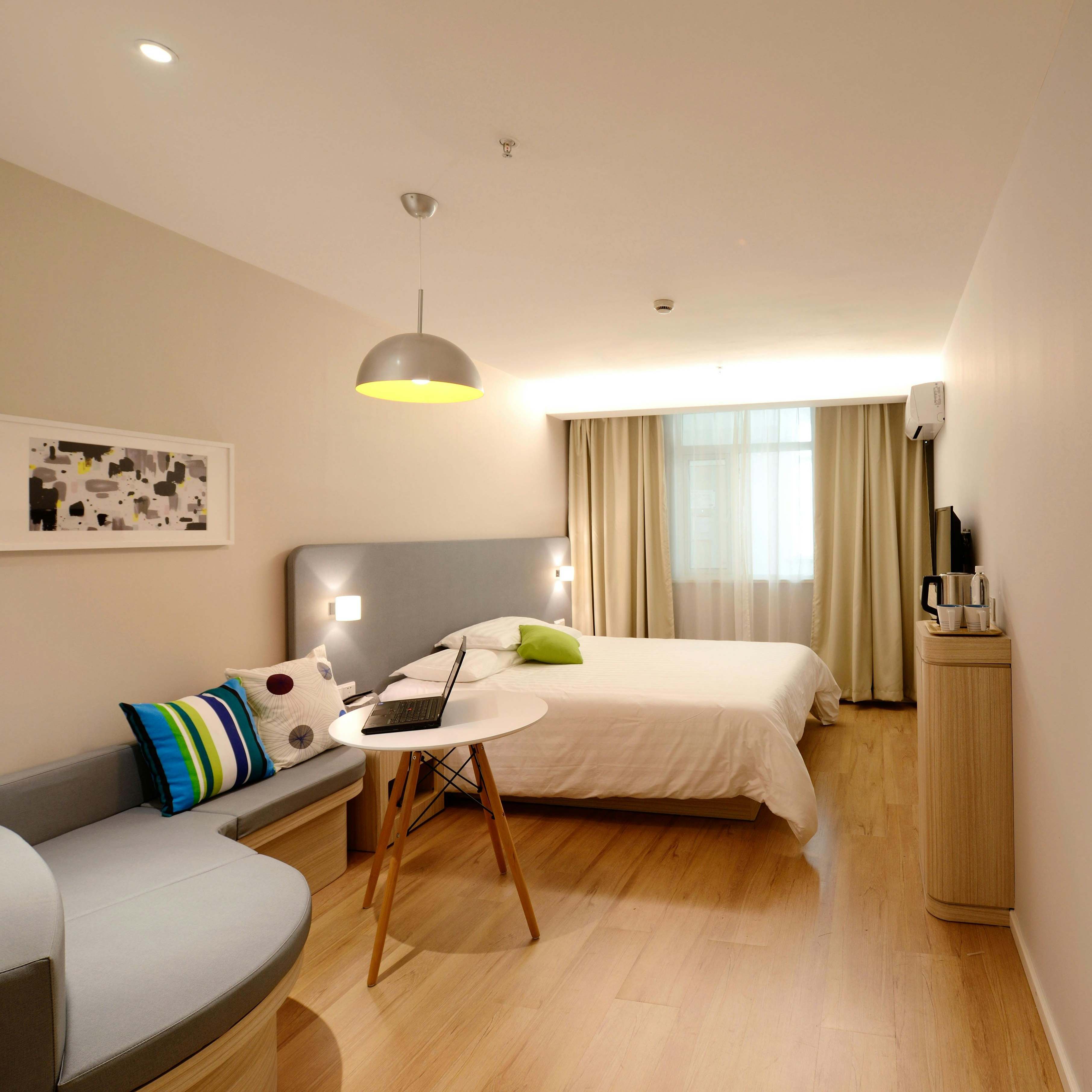Une chambre à coucher bien éclairée. | Source : Pexels