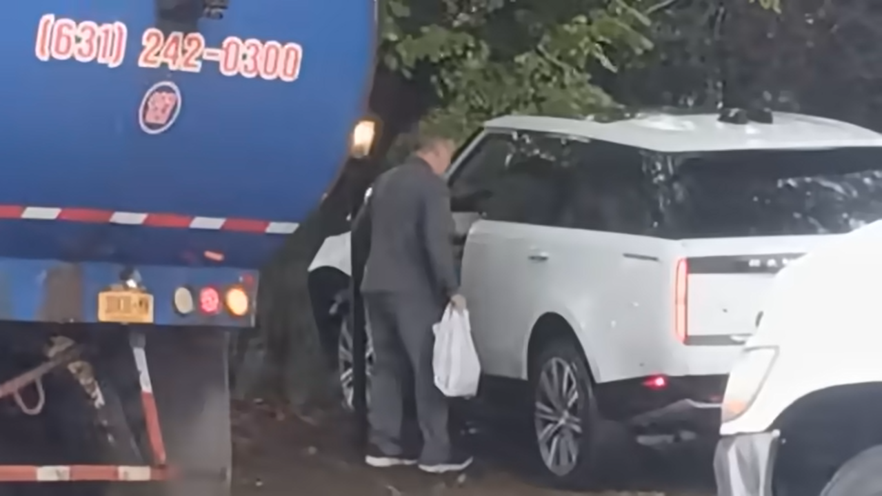 Un camion à ordures est vu sur la scène de l'accident, à côté du SUV accidenté, d'après une vidéo datée du 14 octobre 2025 | Source : YouTube/@nypost