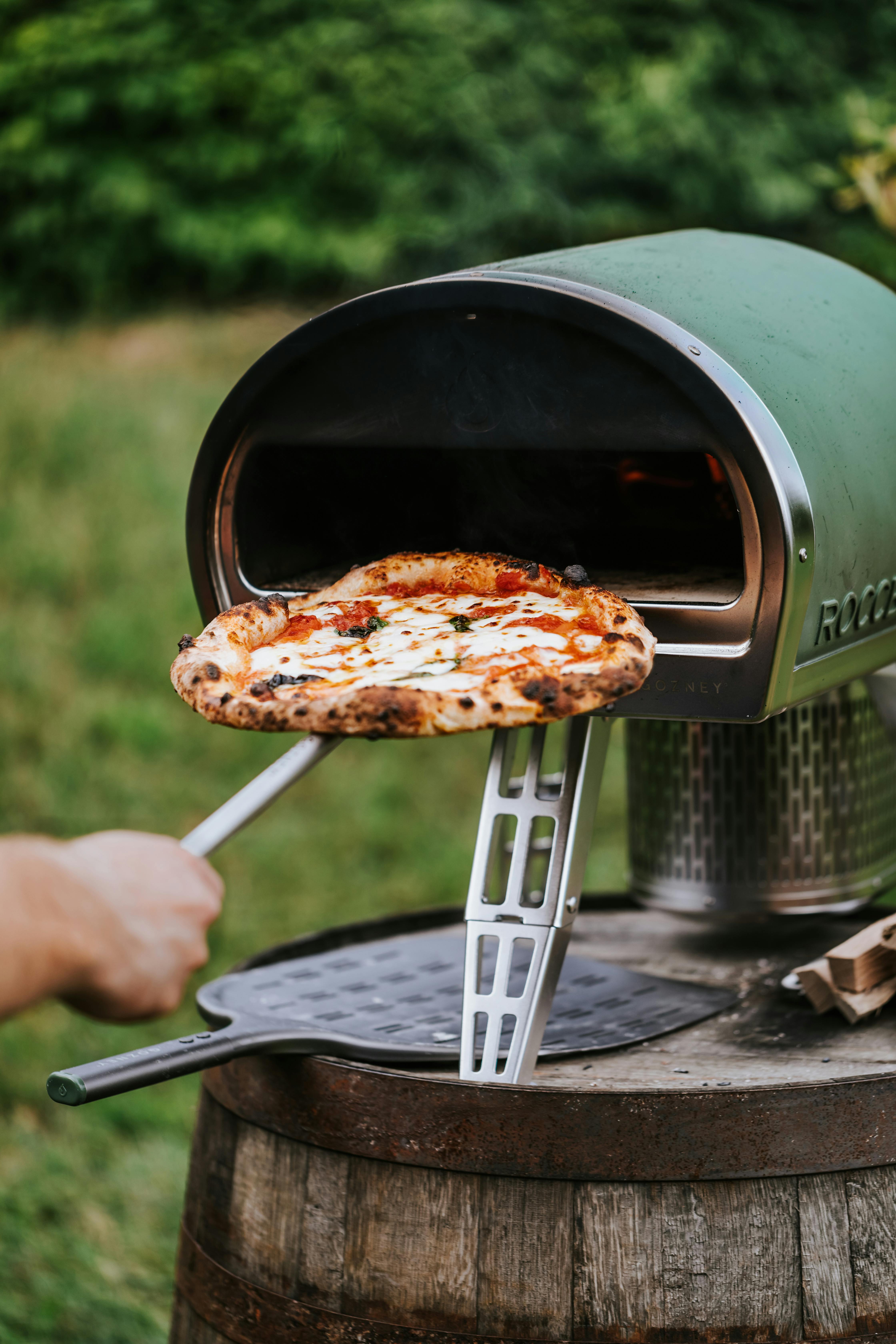 Une personne utilisant un four à pizza domestique | Source : Pexels