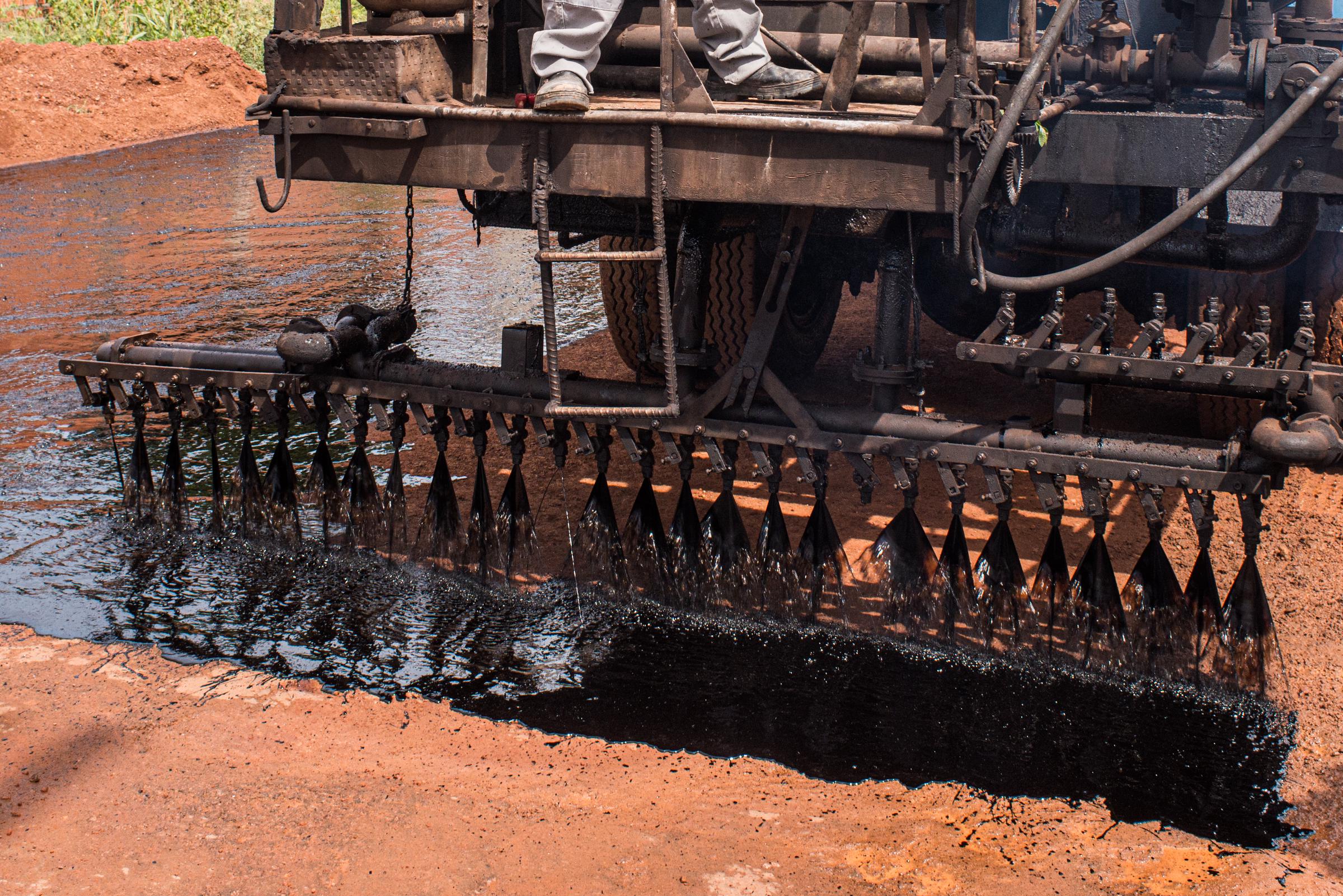 Une machine qui applique l'asphalte | Source : Getty Images