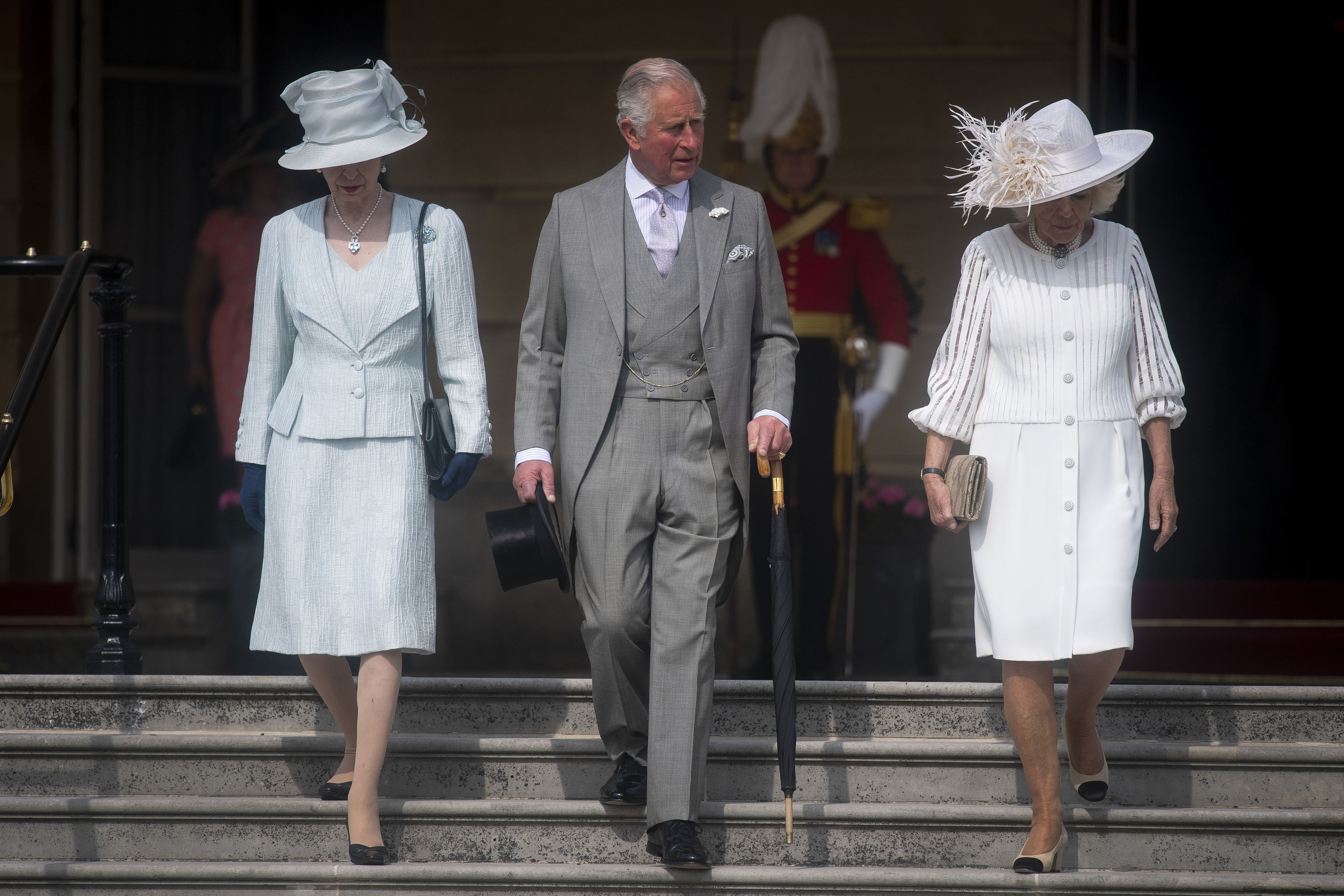 La princesse Anne, le roi Charles III et la reine Camilla lors d'une garden party au palais de Buckingham, le 15 mai 2019, à Londres, en Angleterre. | Source : Getty Images