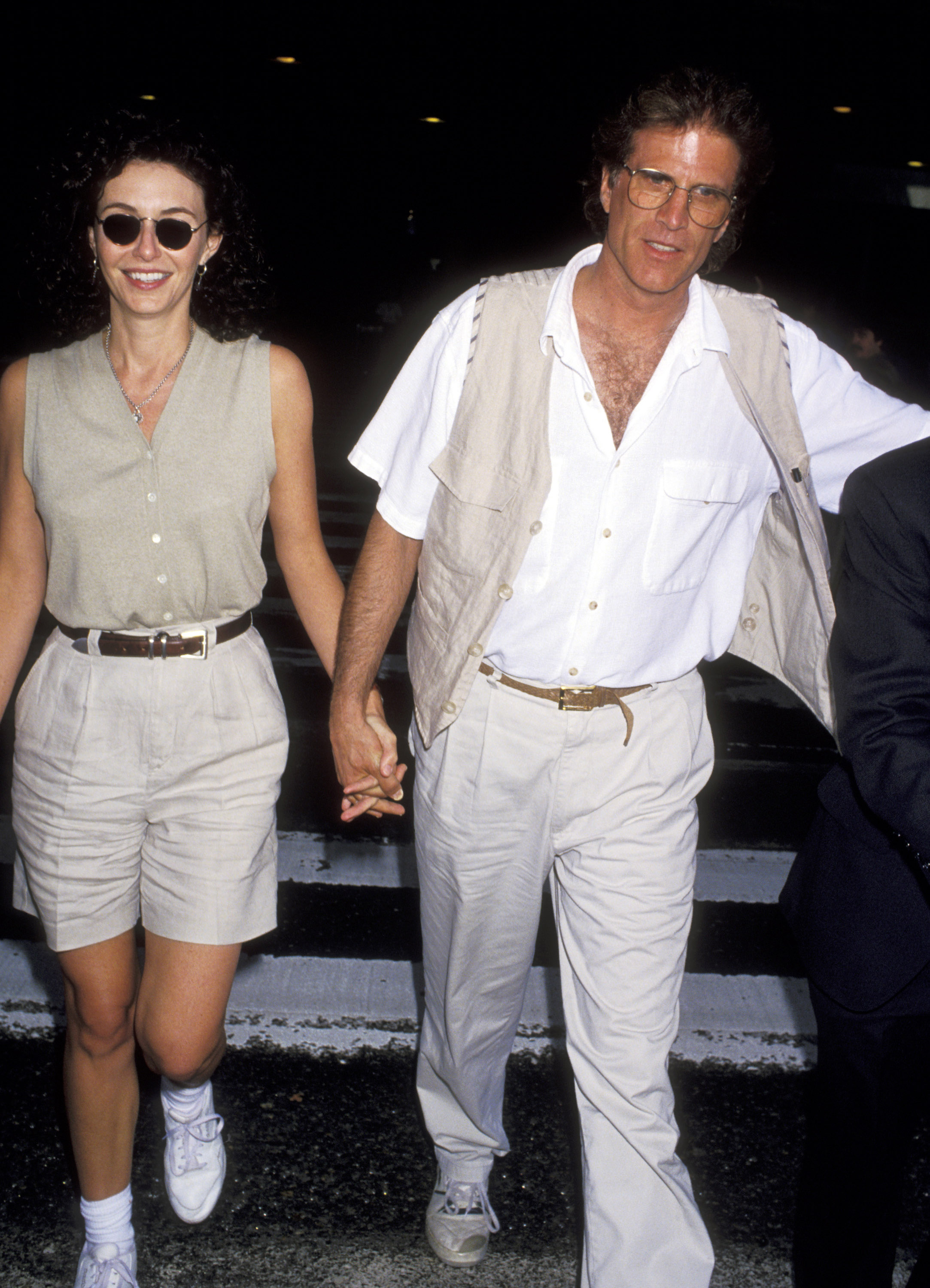 Mary Steenburgen et Ted Danson à l'aéroport international de Los Angeles, le 10 avril 1994, en Californie. | Source : Getty Images