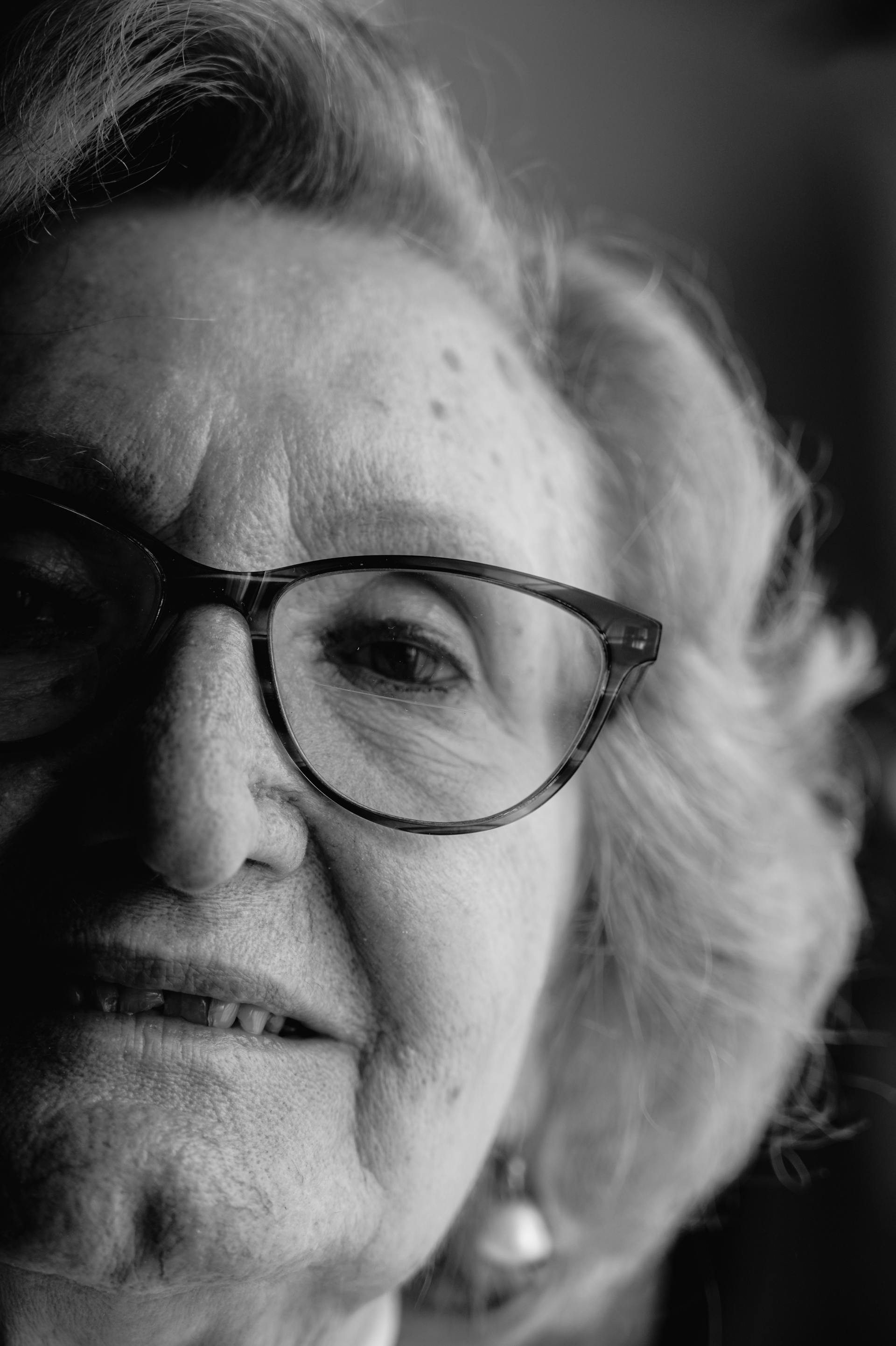 Une femme âgée portant des lunettes | Source : Pexels