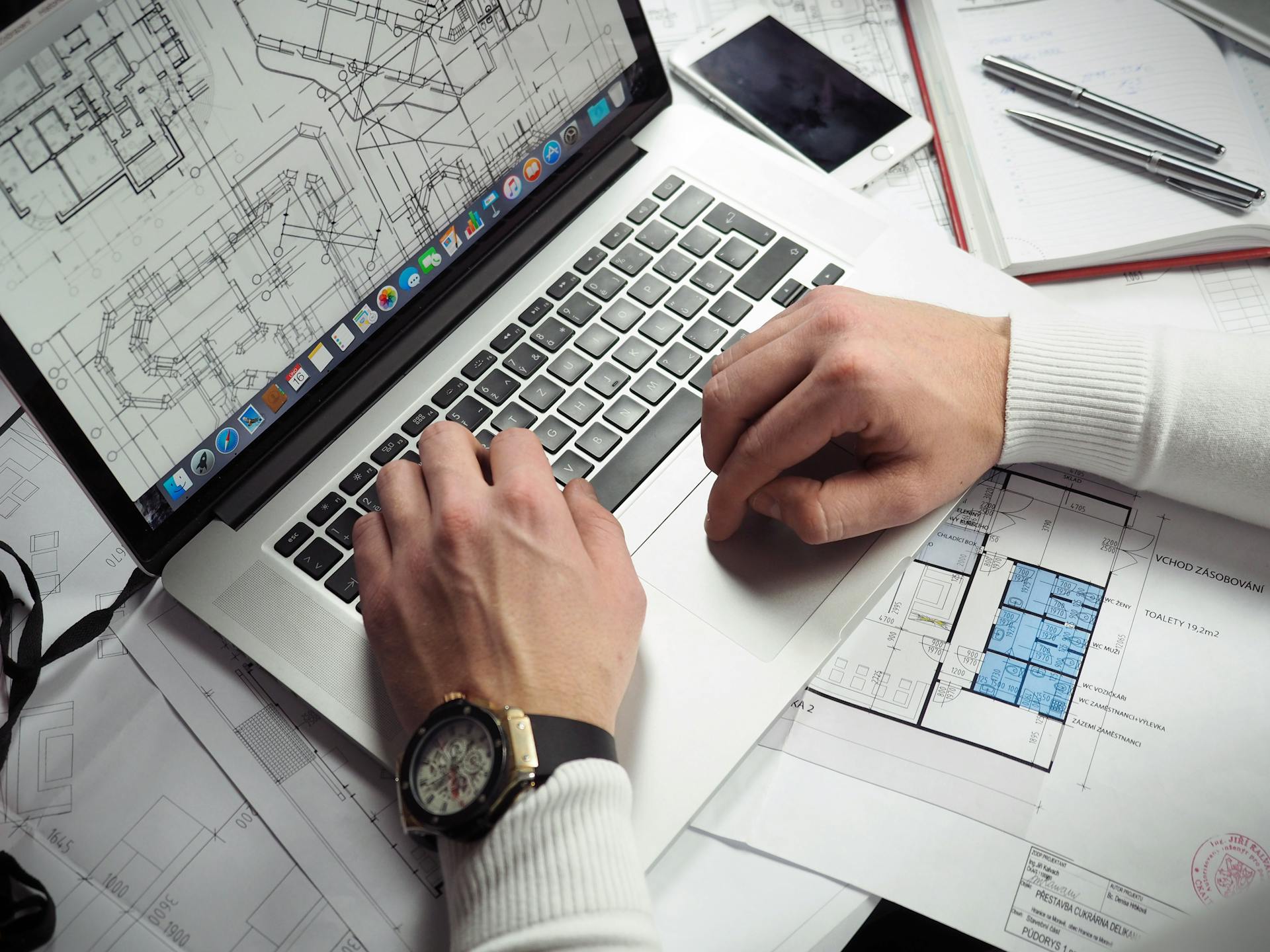Un homme sur son ordinateur portable | Source : Pexels