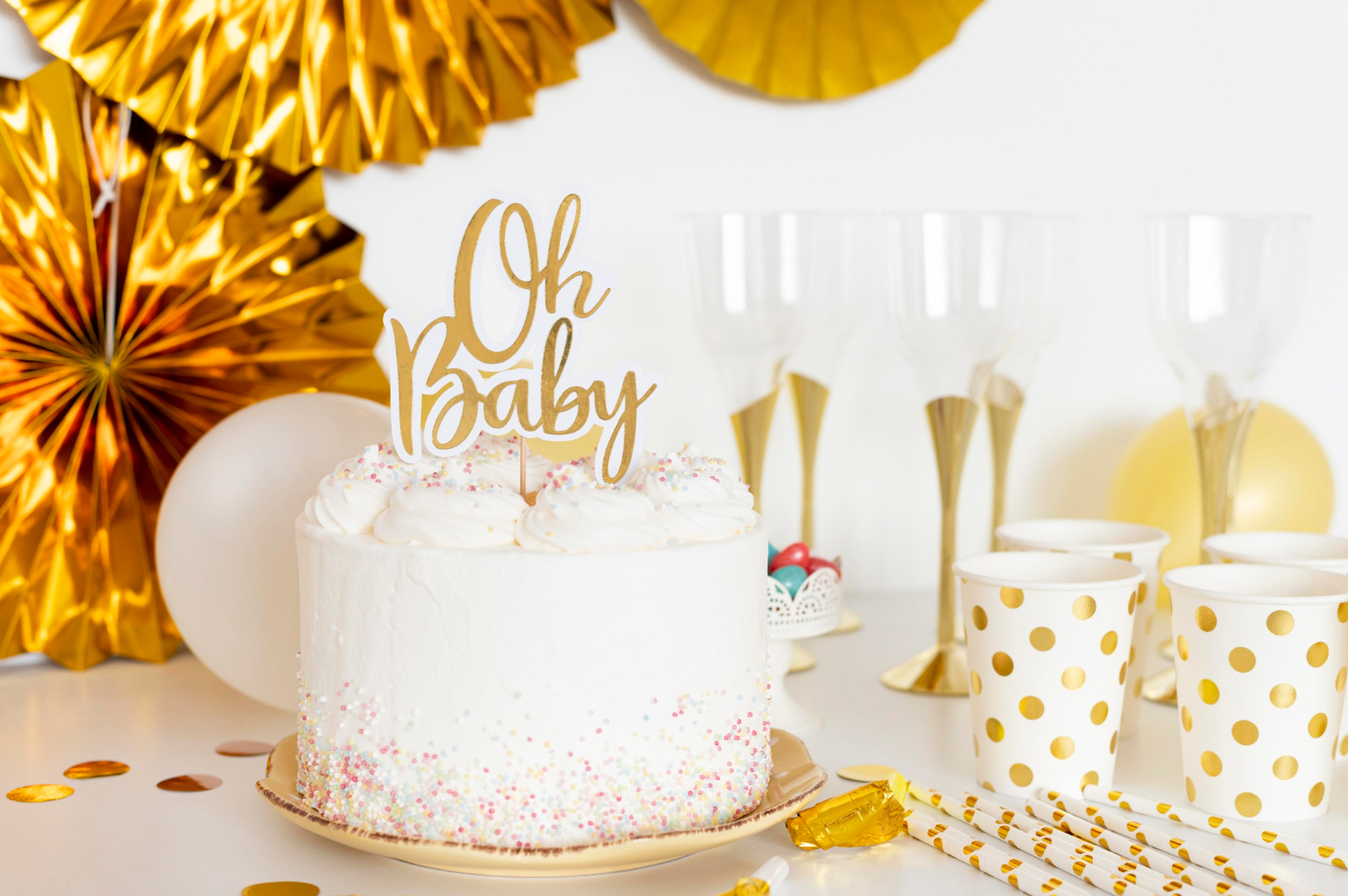 Un gâteau sur une table de fête | Source : Freepik